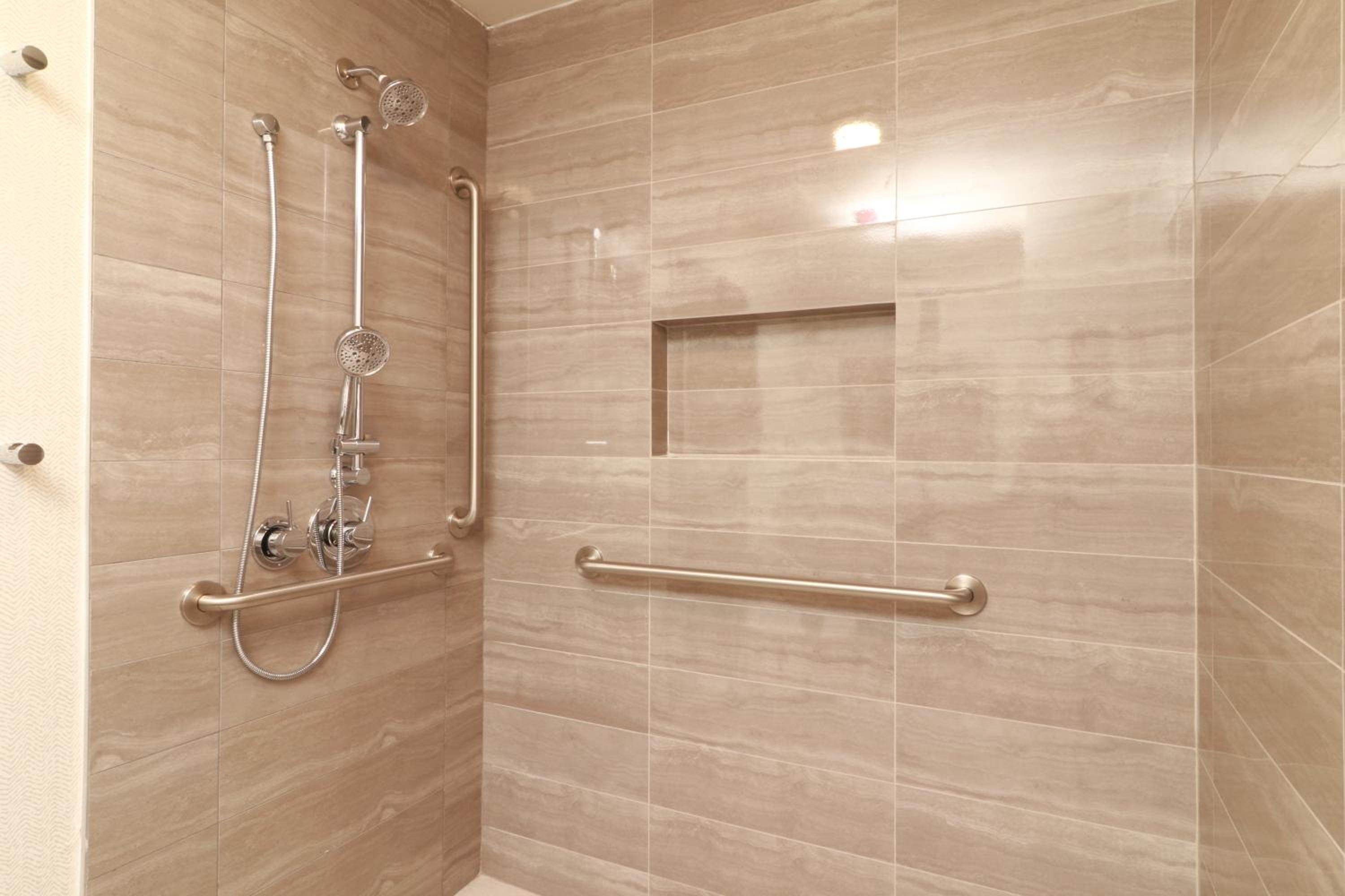 Standard King Room - Accessible - Photo 4