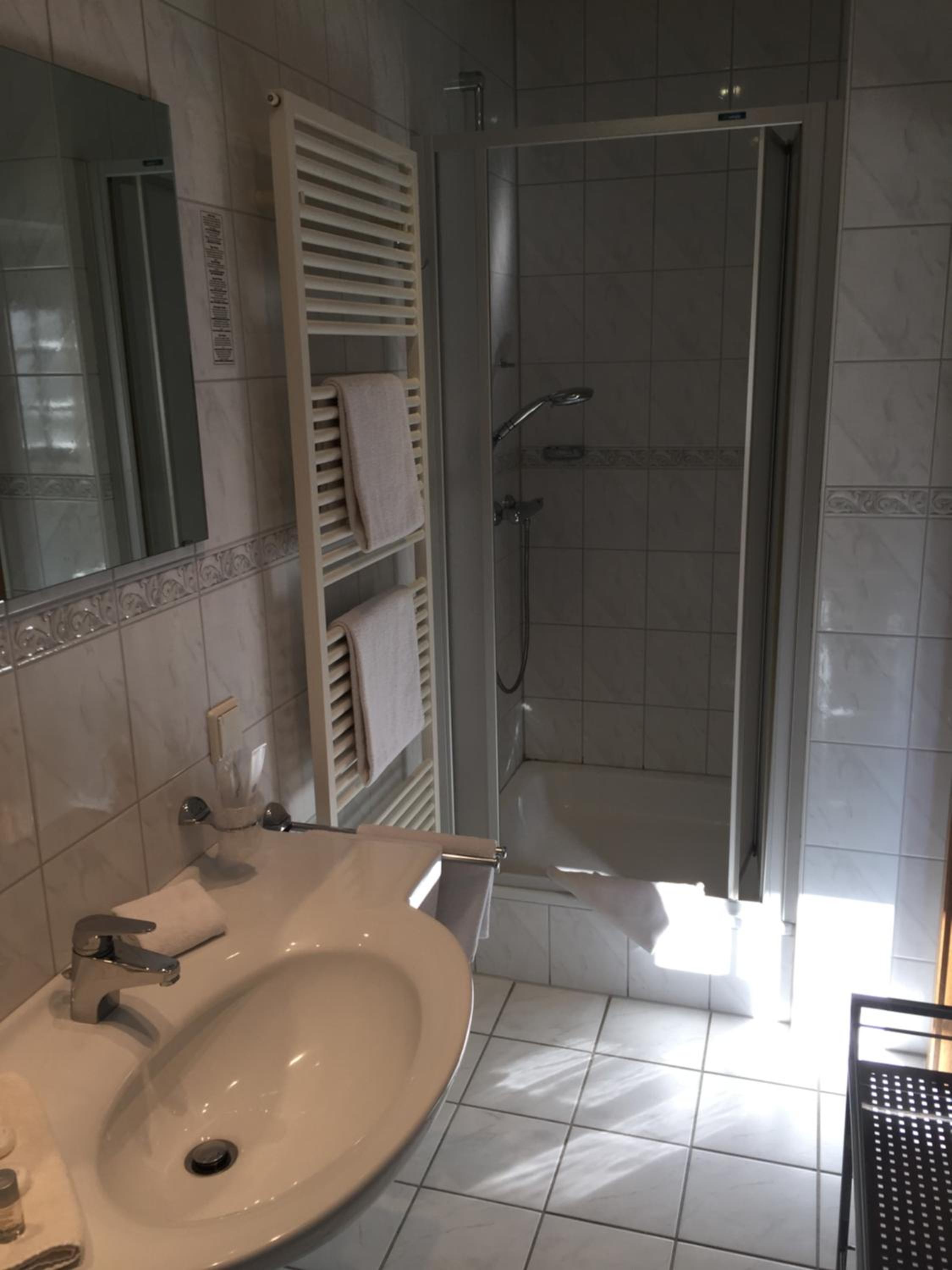 Budget Double Room - Photo 6
