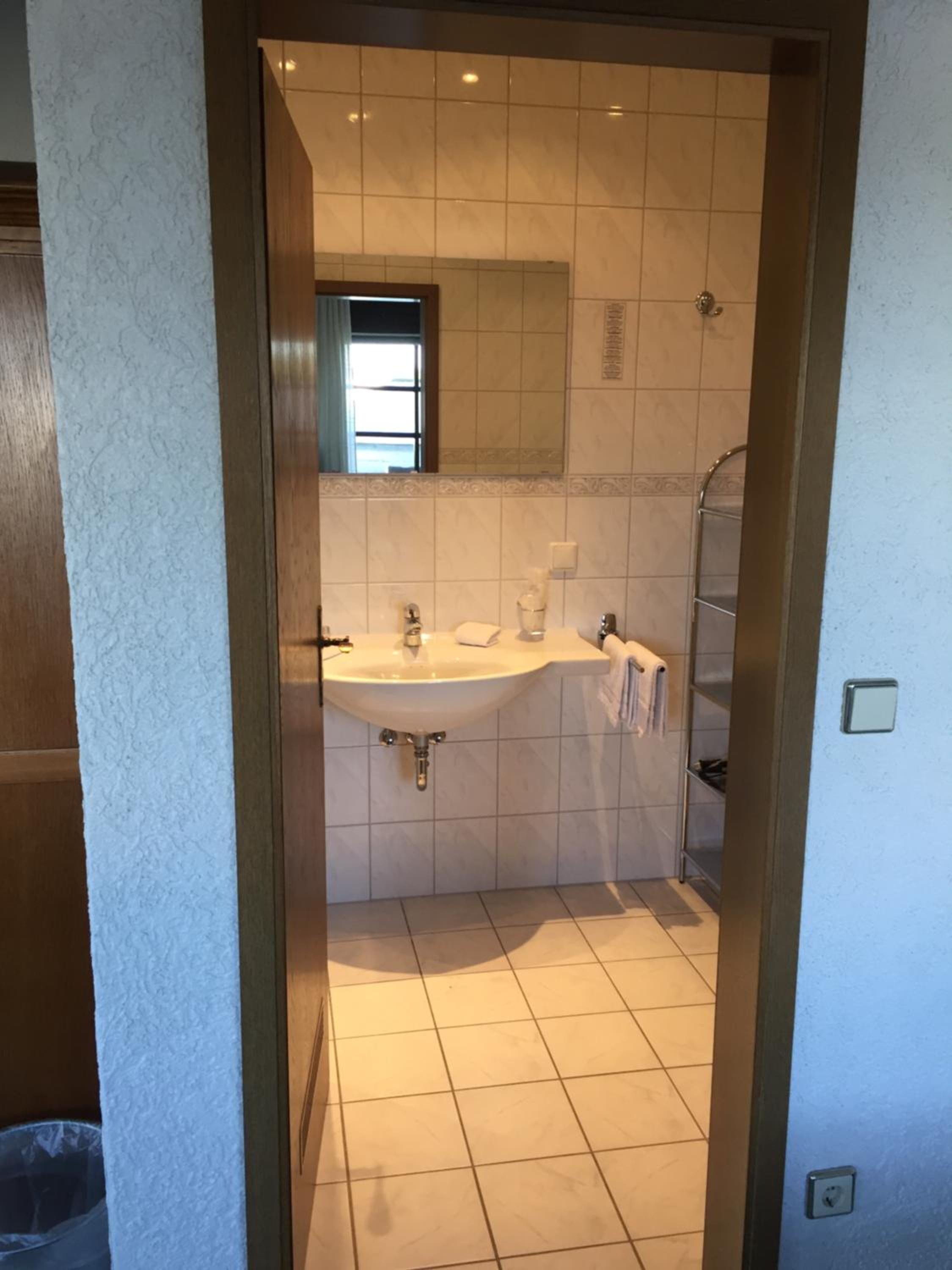 Budget Double Room - Photo 3