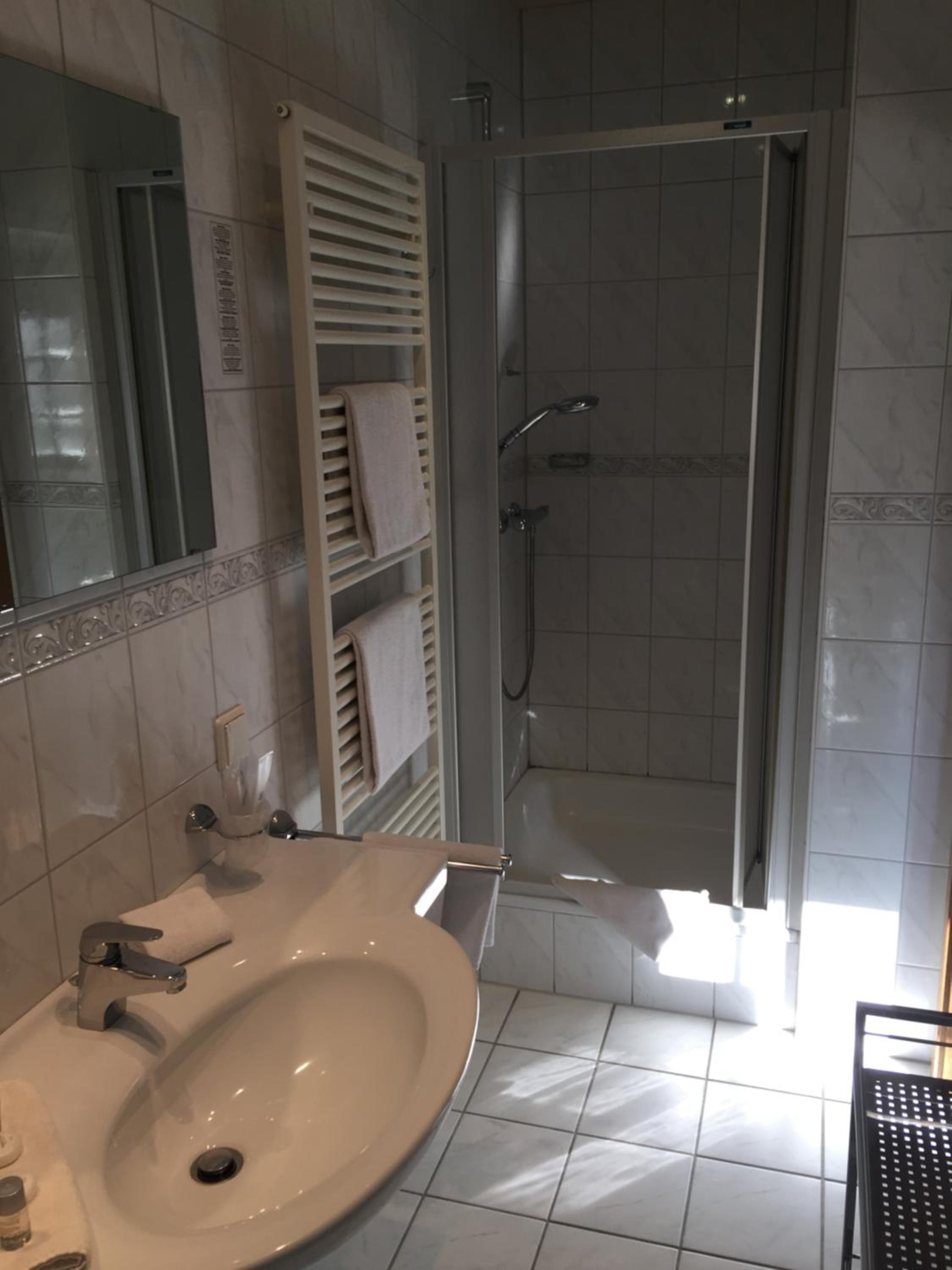 Budget Double Room - Photo 8