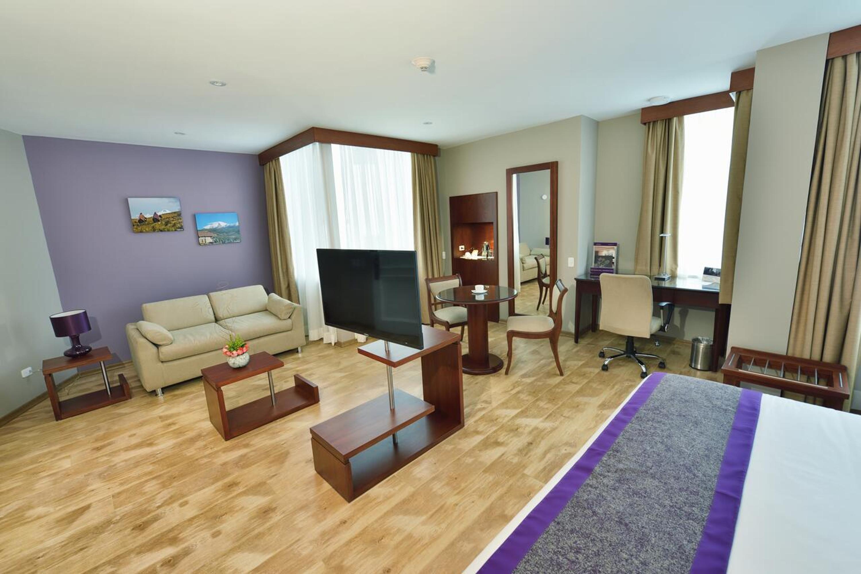 Superior King Suite - Photo 3