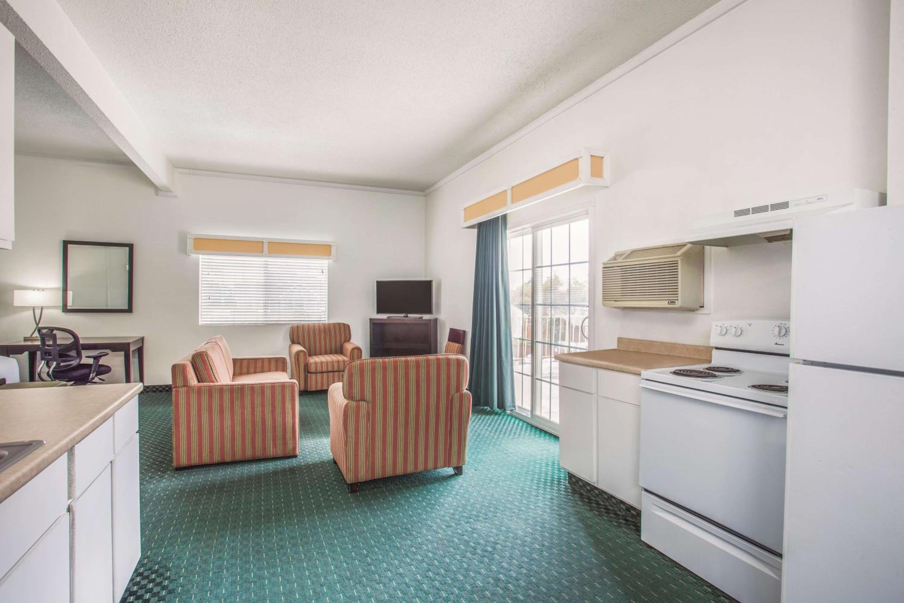 Deluxe King Suite with Pool View - Non-Smoking photo 3