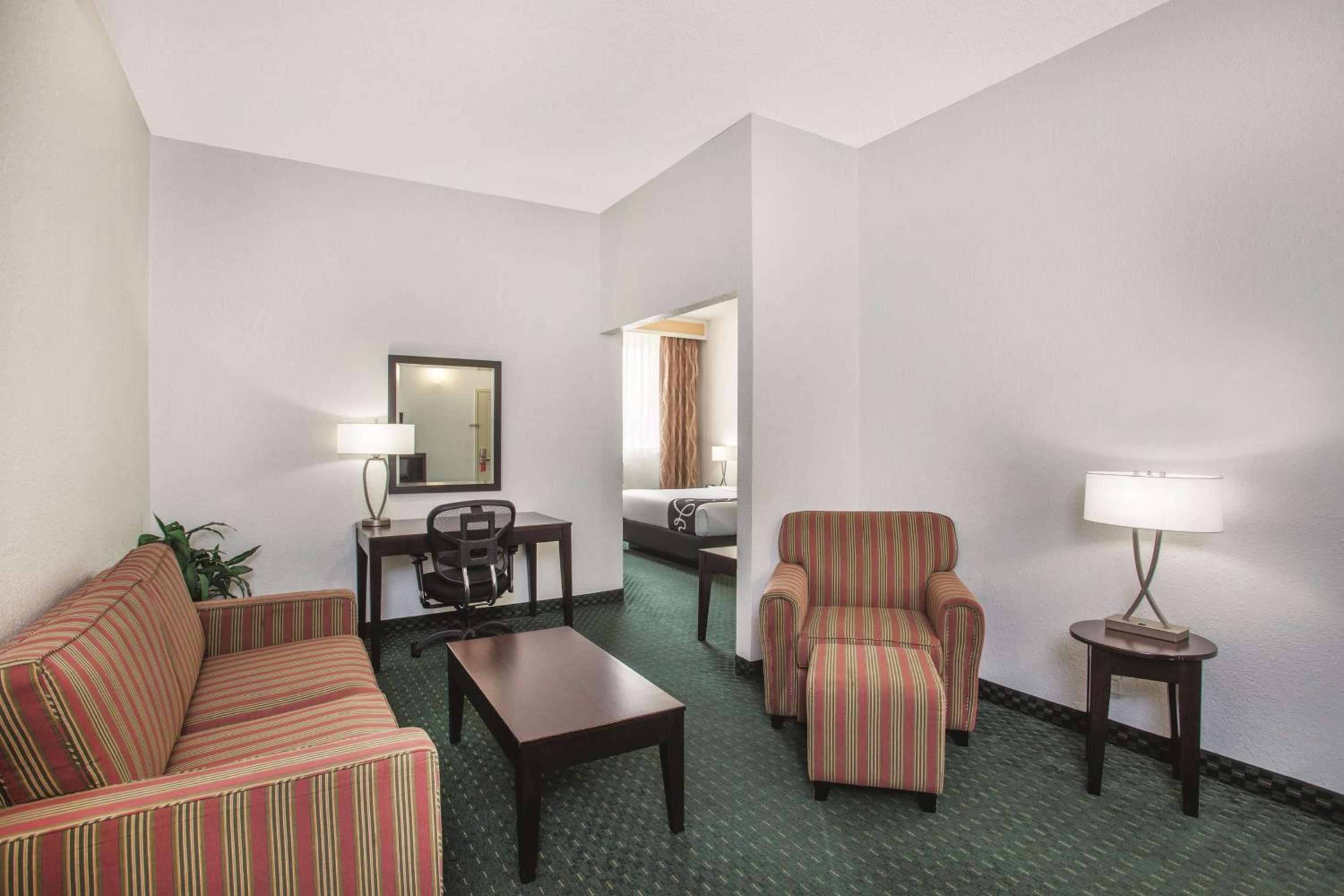 Deluxe King Suite - Non-Smoking photo 3