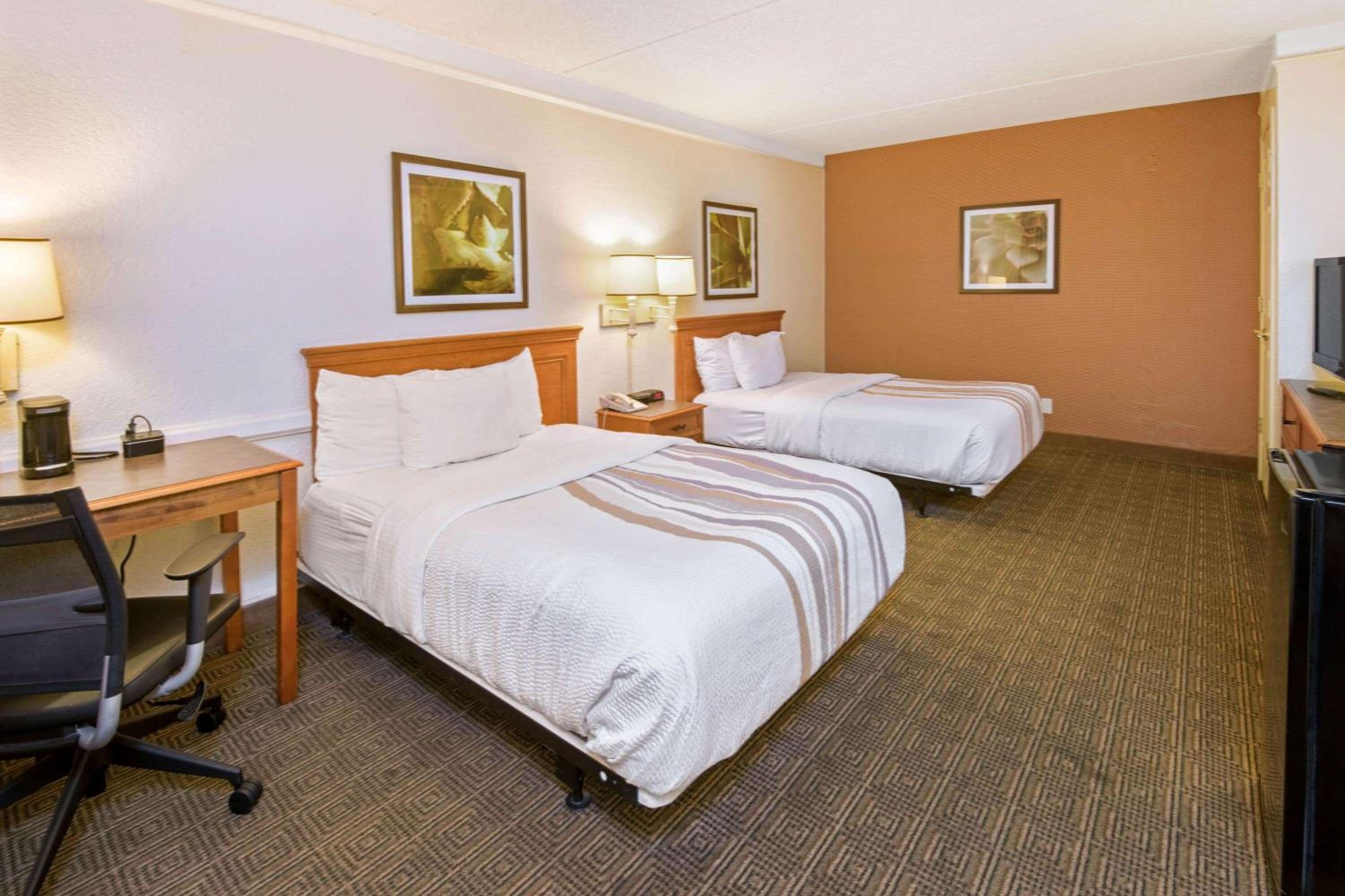 2 Full Beds, Mobility/Hearing Accessible Room, Roll-In Shower, Non-Smoking - Photo 1