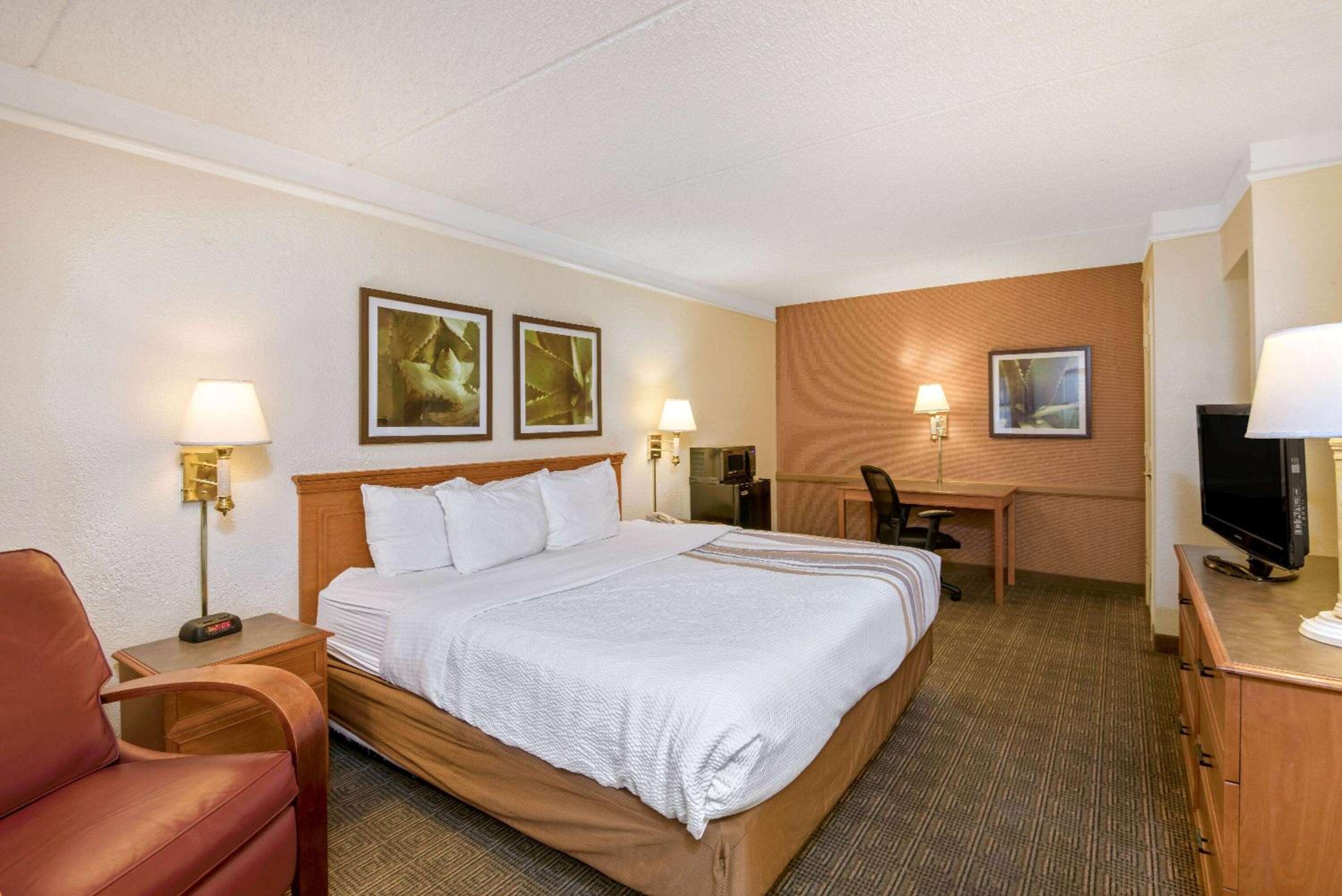 King Room with Roll-In Shower - Mobility/Hearing Accessible - Non-Smoking - Photo 1