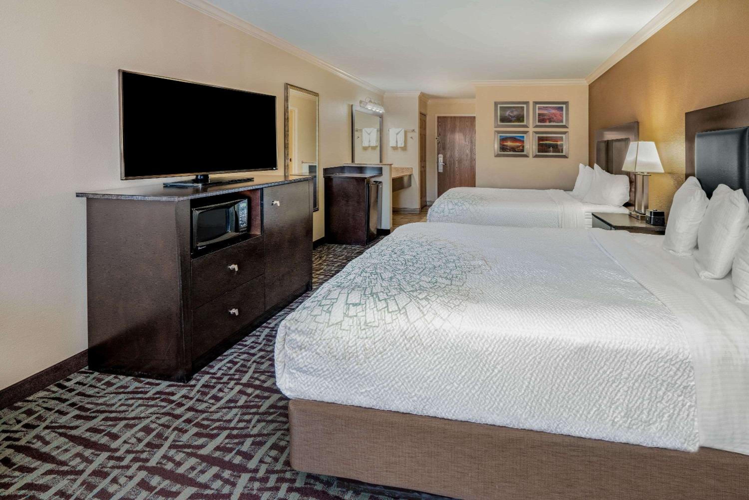 Deluxe Queen Room with Two Queen Beds - Photo 3