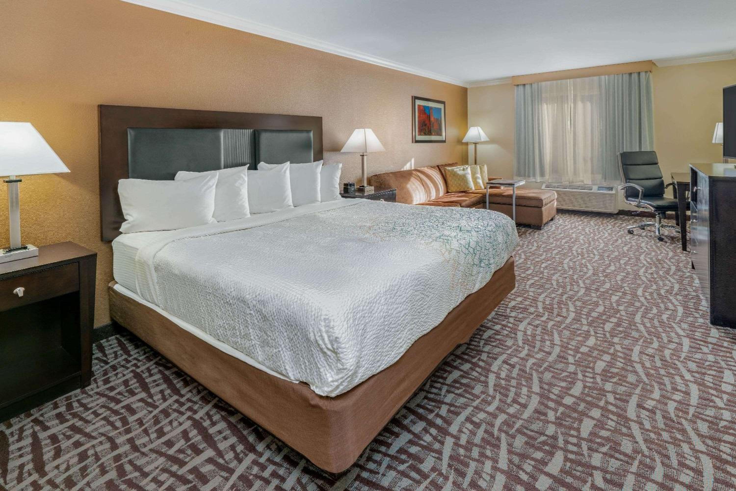 Deluxe King Room - Non-Smoking - Photo 2