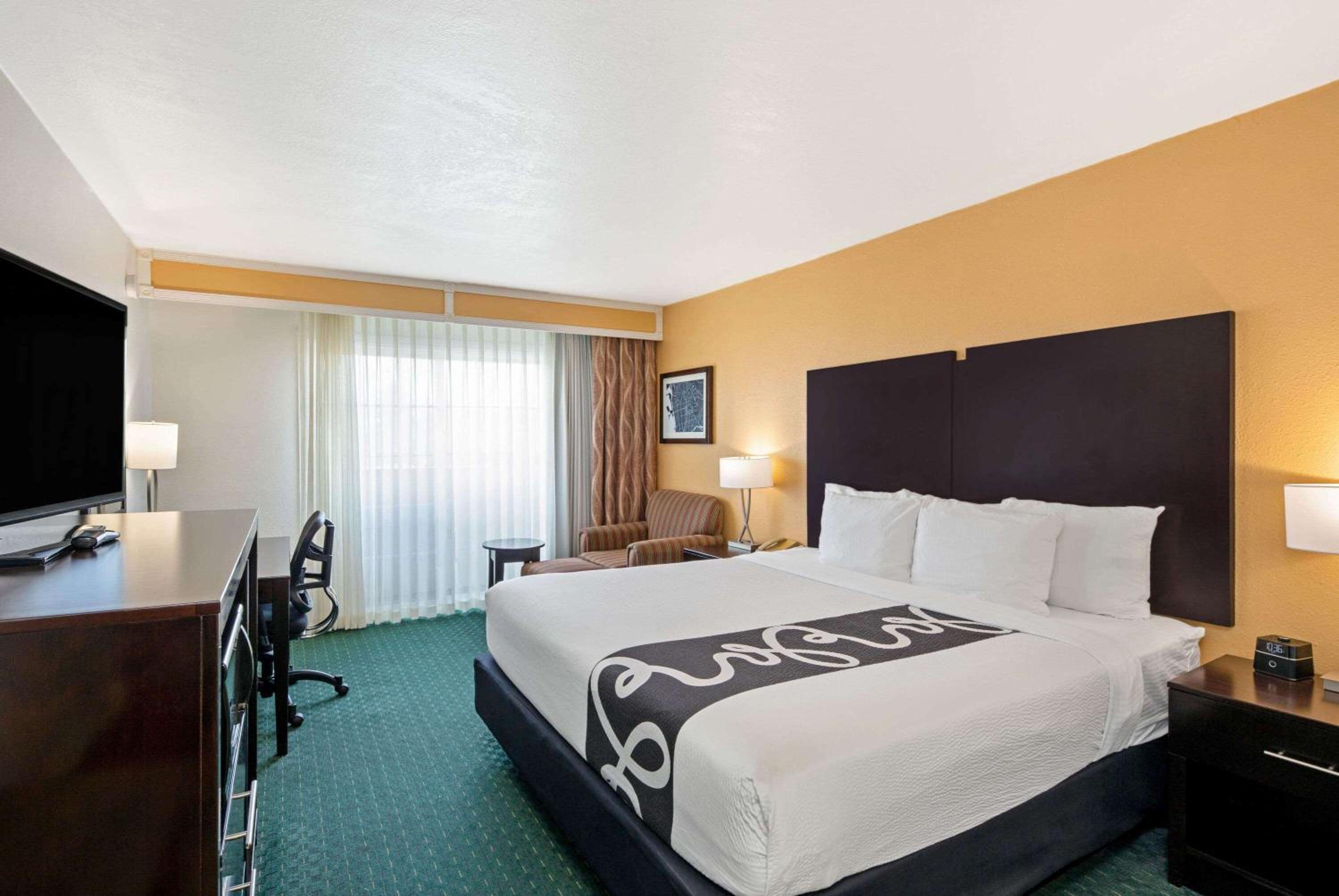 Deluxe King Room photo 2