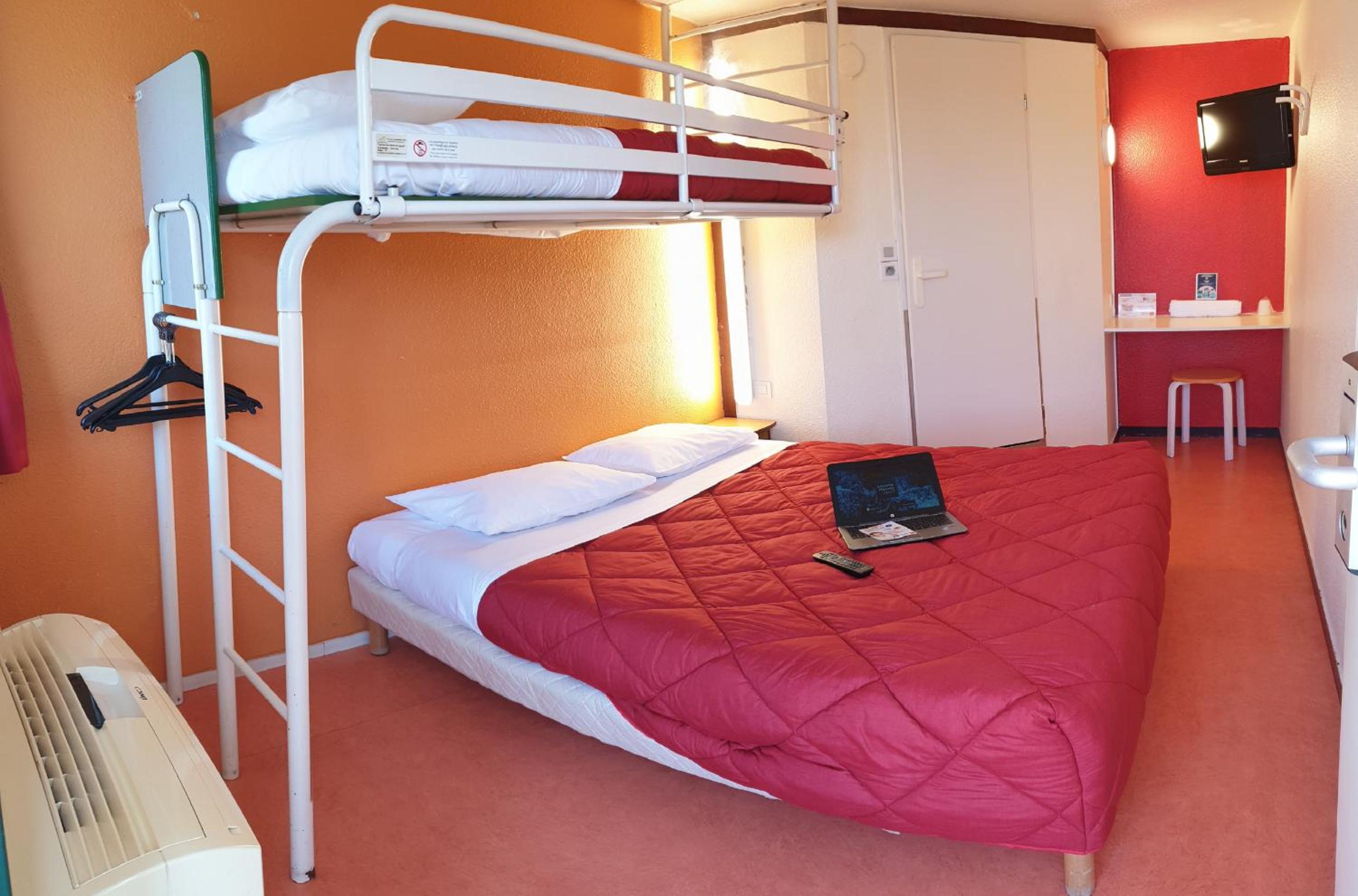 Triple Room (1 Double Bed + 1 Single Bed) - Photo 16