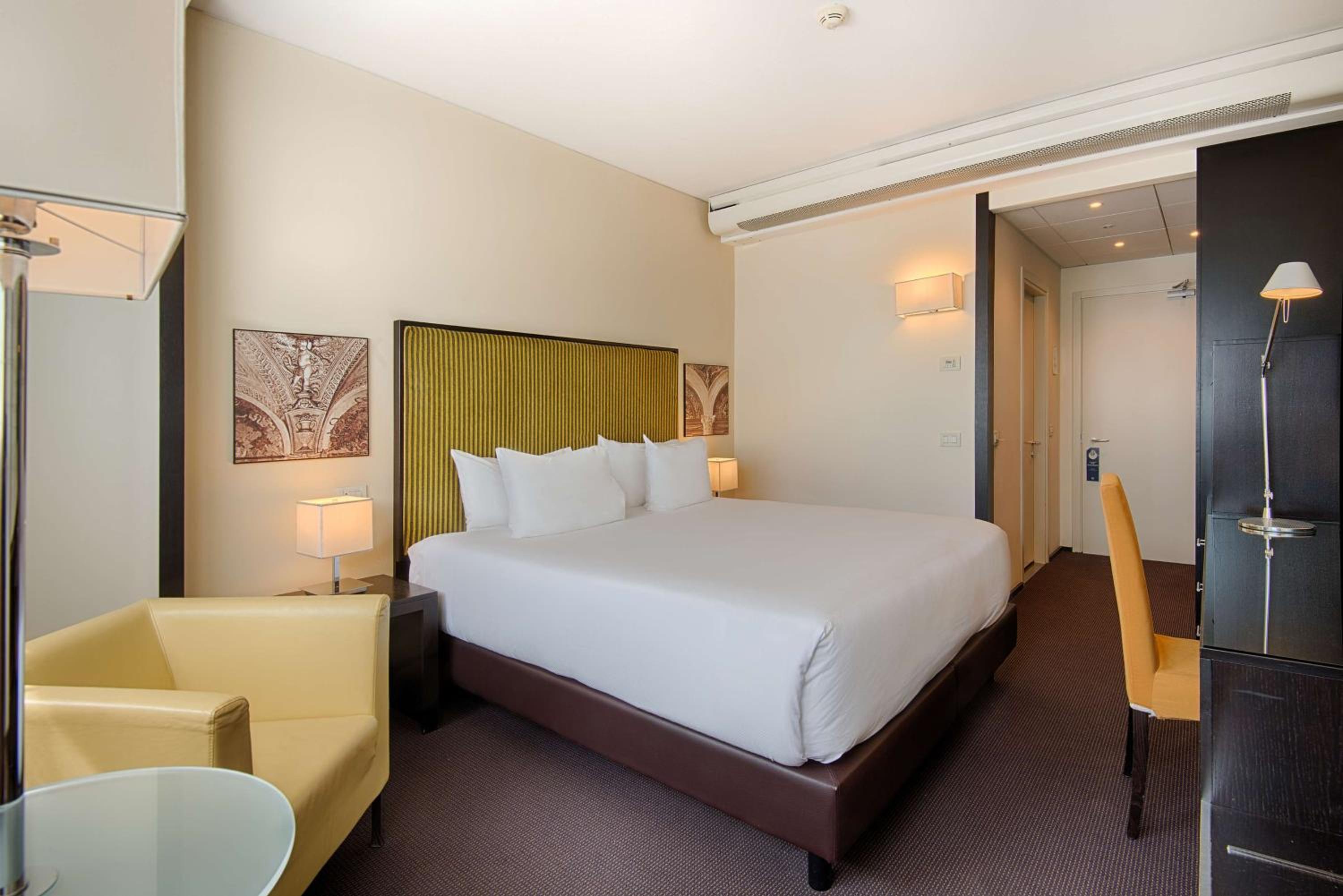 Standard Double or Twin Room - Photo 3