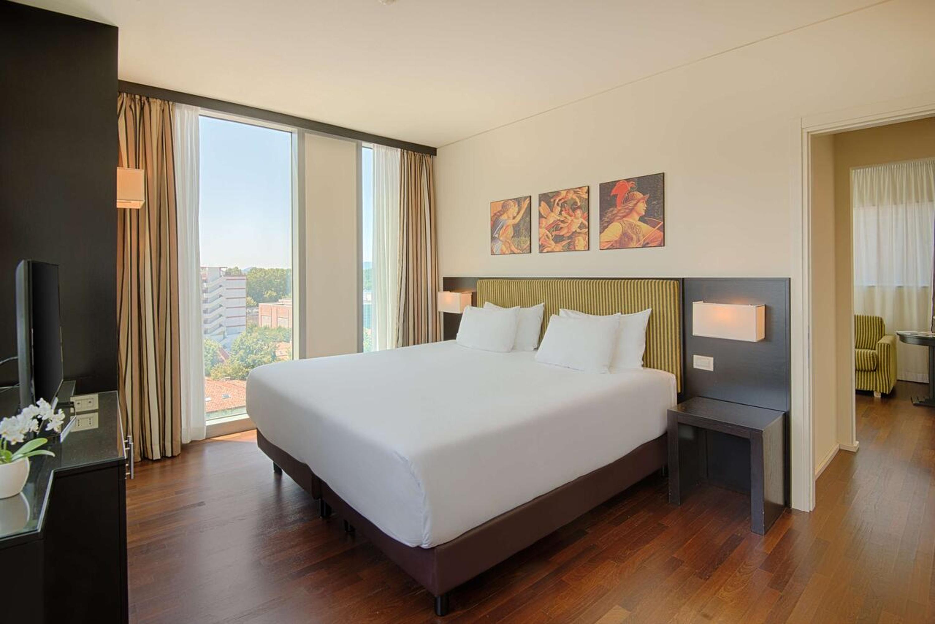 Suite - Photo 1