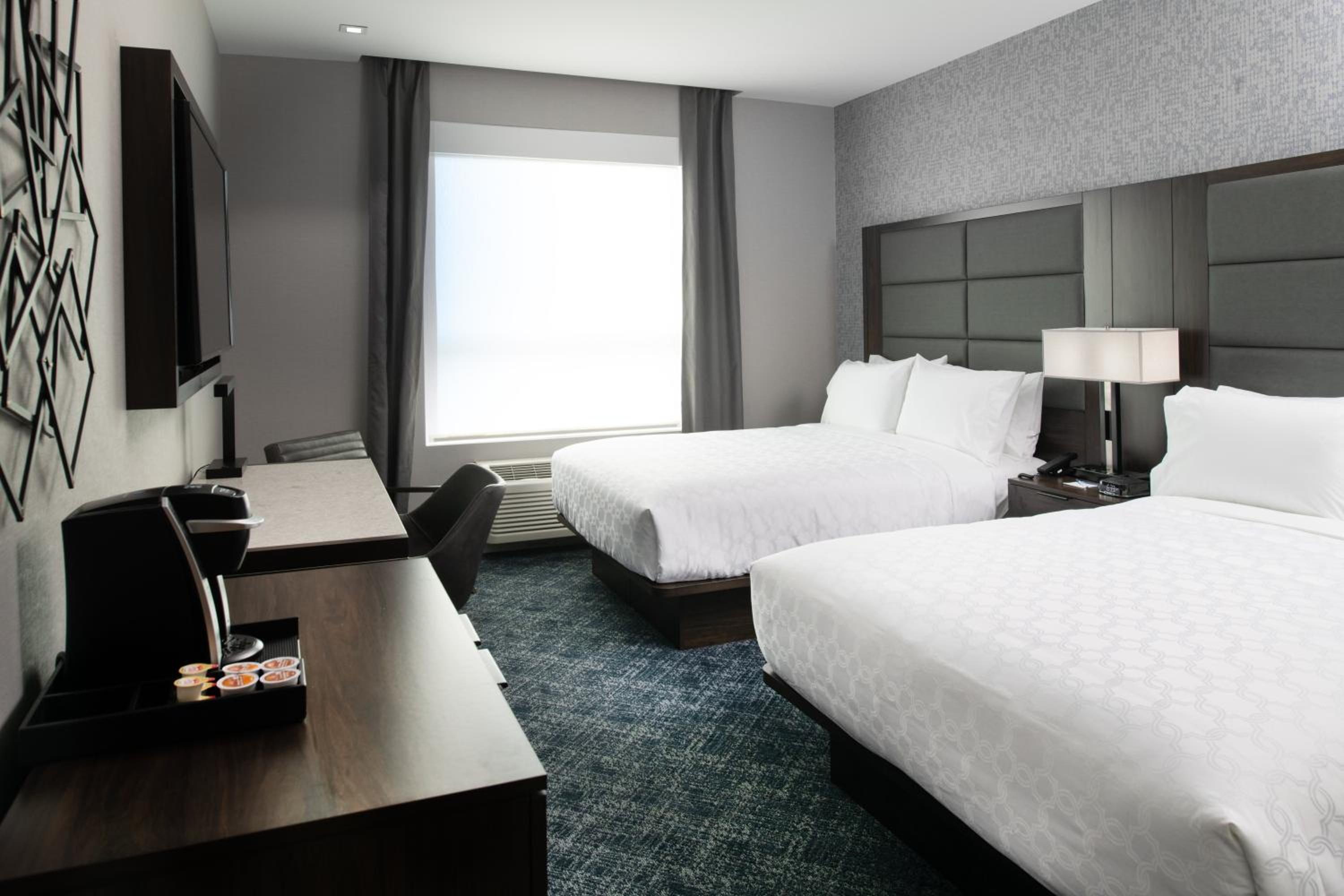Standard Room with Two Queen Beds - Photo 5