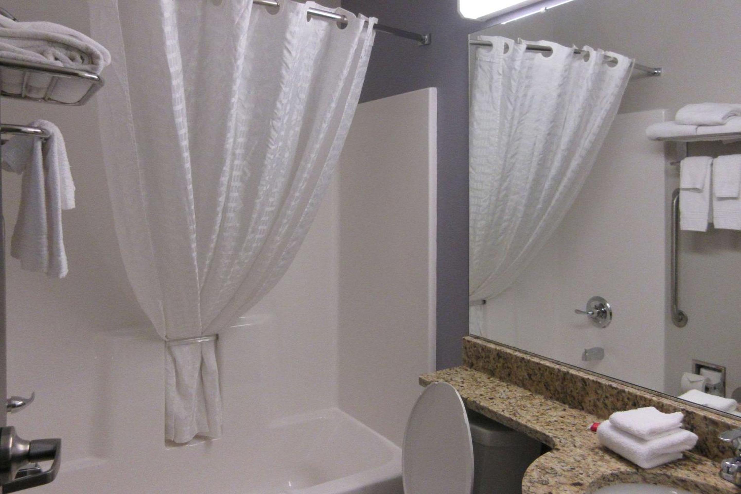 Standard Queen Room with Two Queen Beds - Non-Smoking photo 2