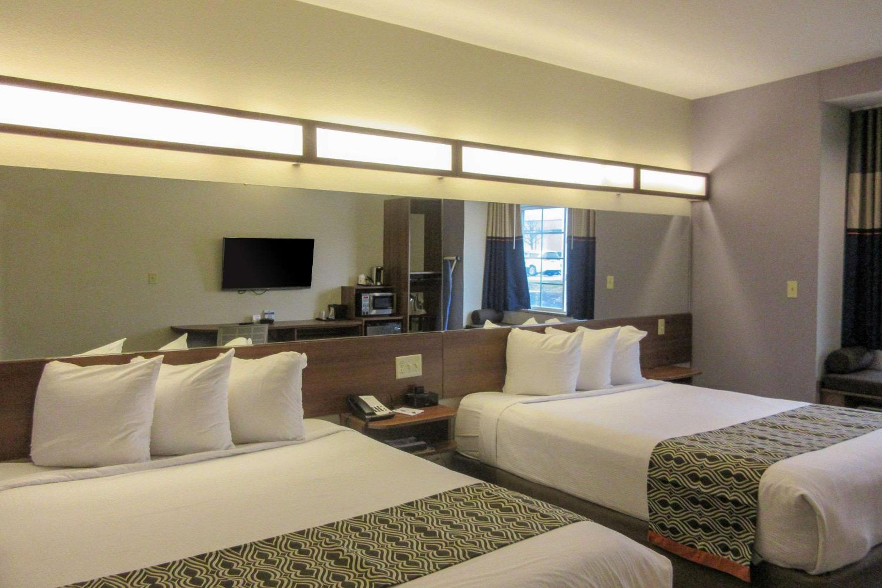 Standard Queen Room with Two Queen Beds - Non-Smoking photo 1