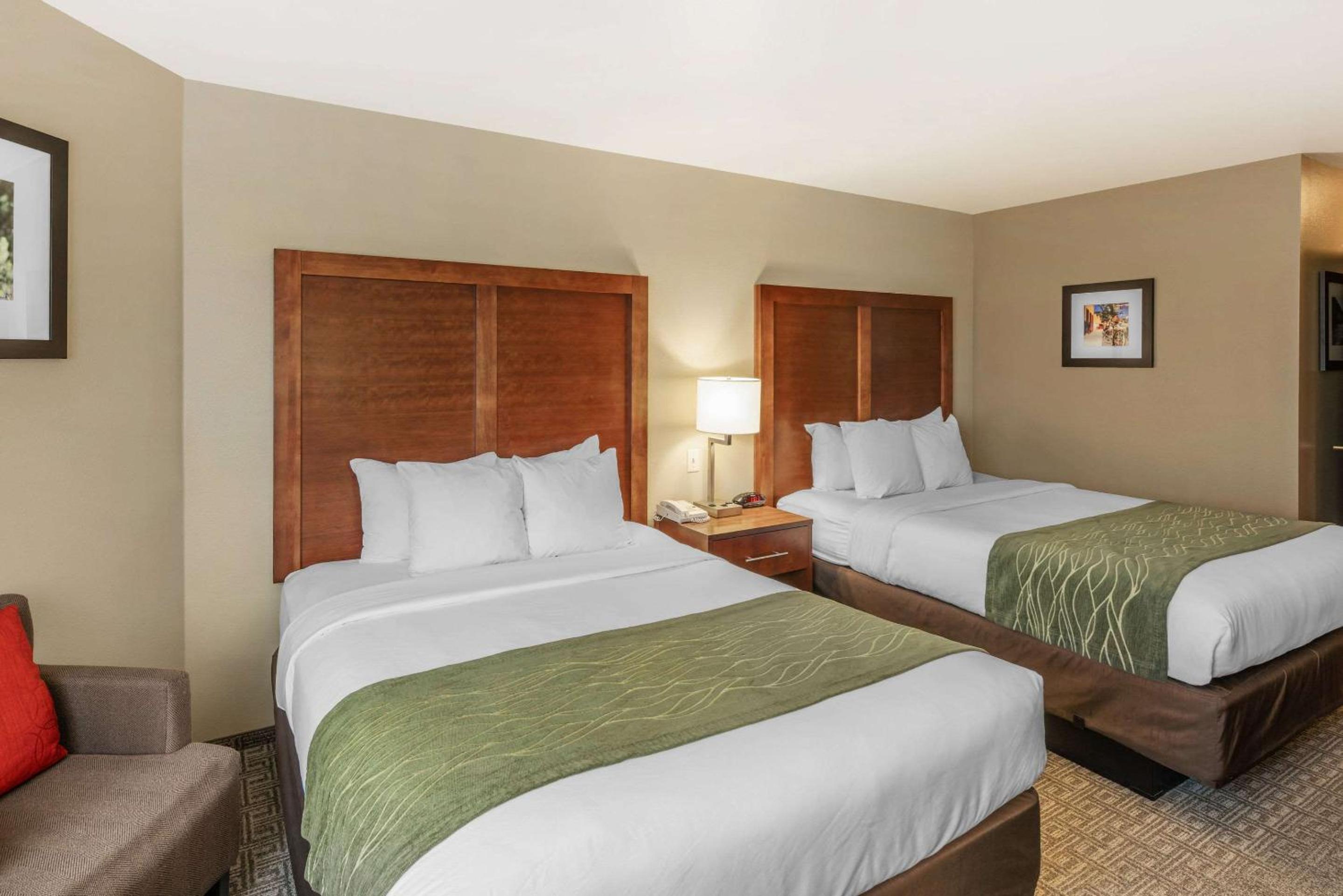 Queen Room with Two Queen Beds - Non-Smoking - Photo 3