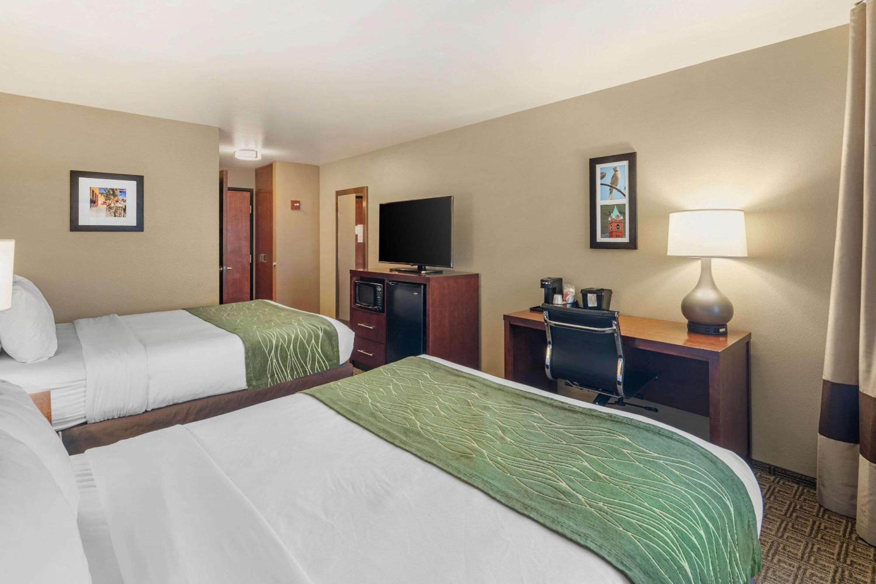 Queen Room with Two Queen Beds - Non-Smoking - Photo 4