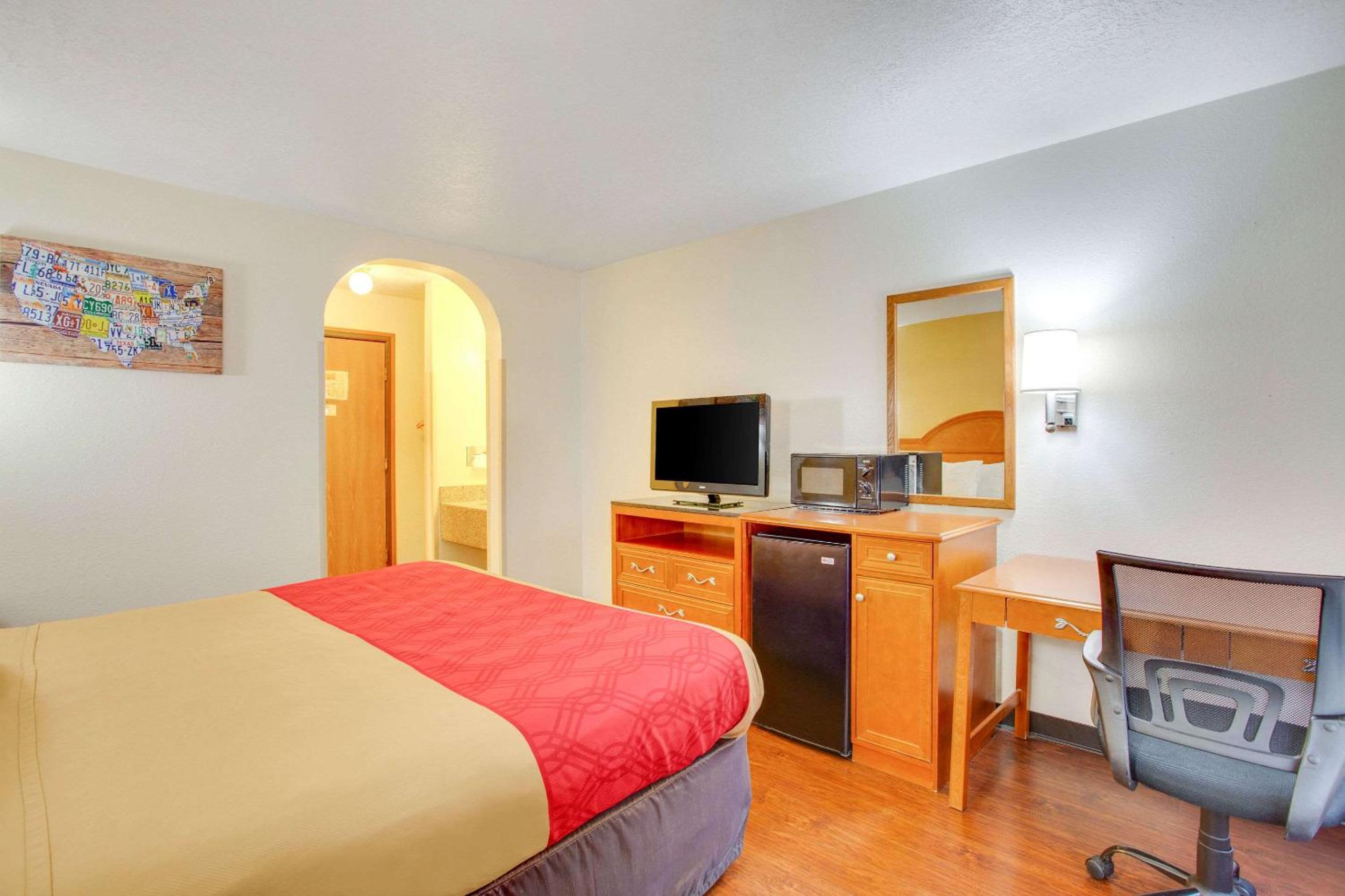 King Room - Non-Smoking - Photo 1