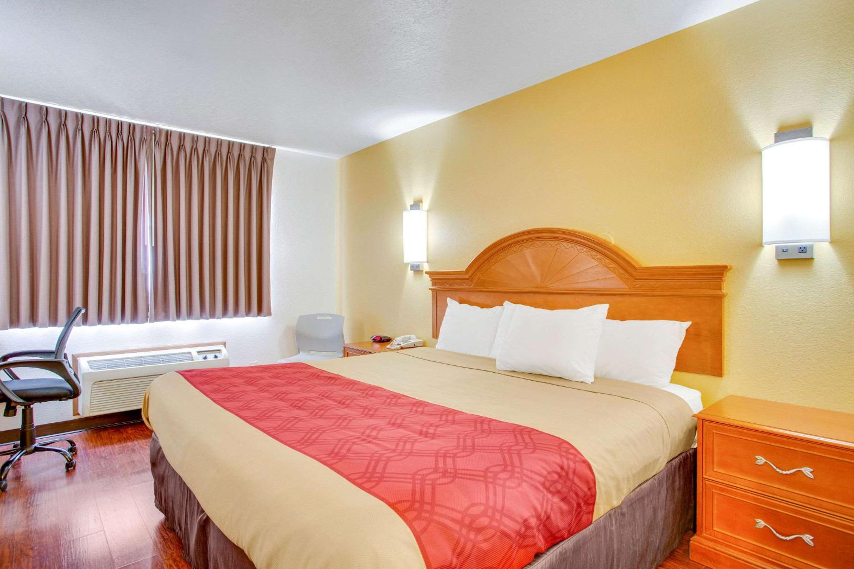 King Room - Non-Smoking - Photo 3