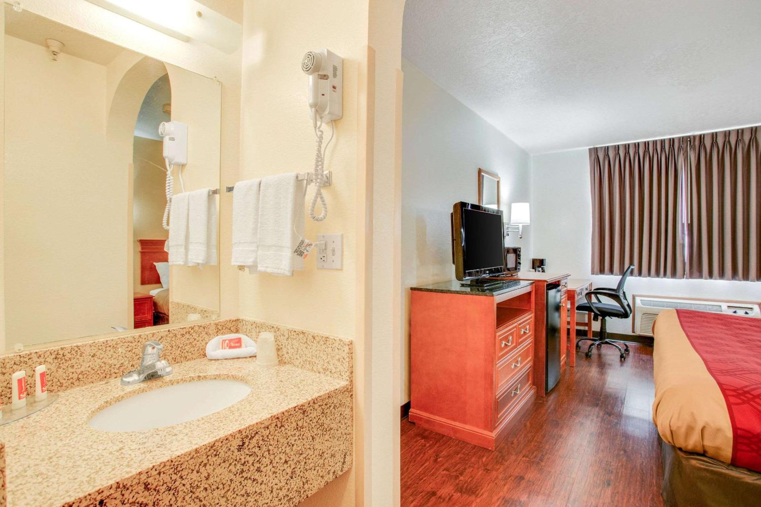 King Room - Non-Smoking - Photo 4