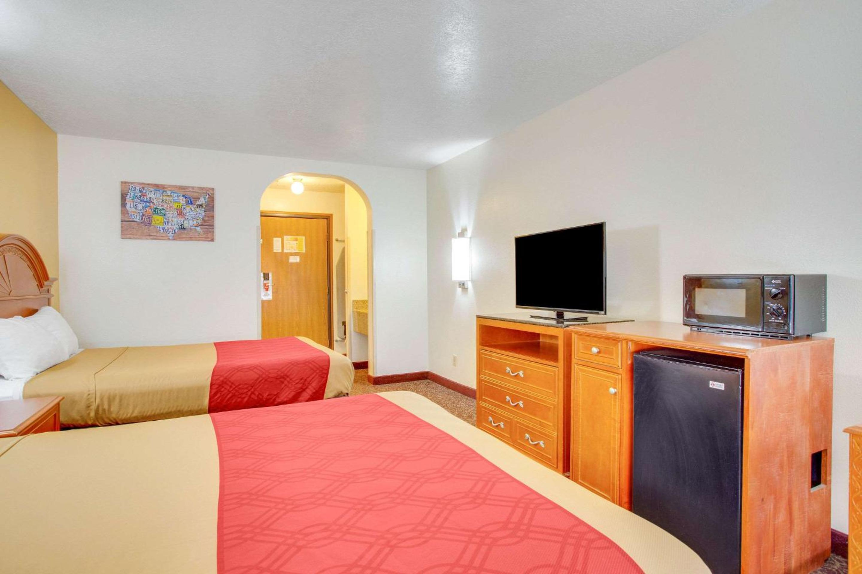 Queen Room with Two Queen Beds - Non-Smoking - Photo 4
