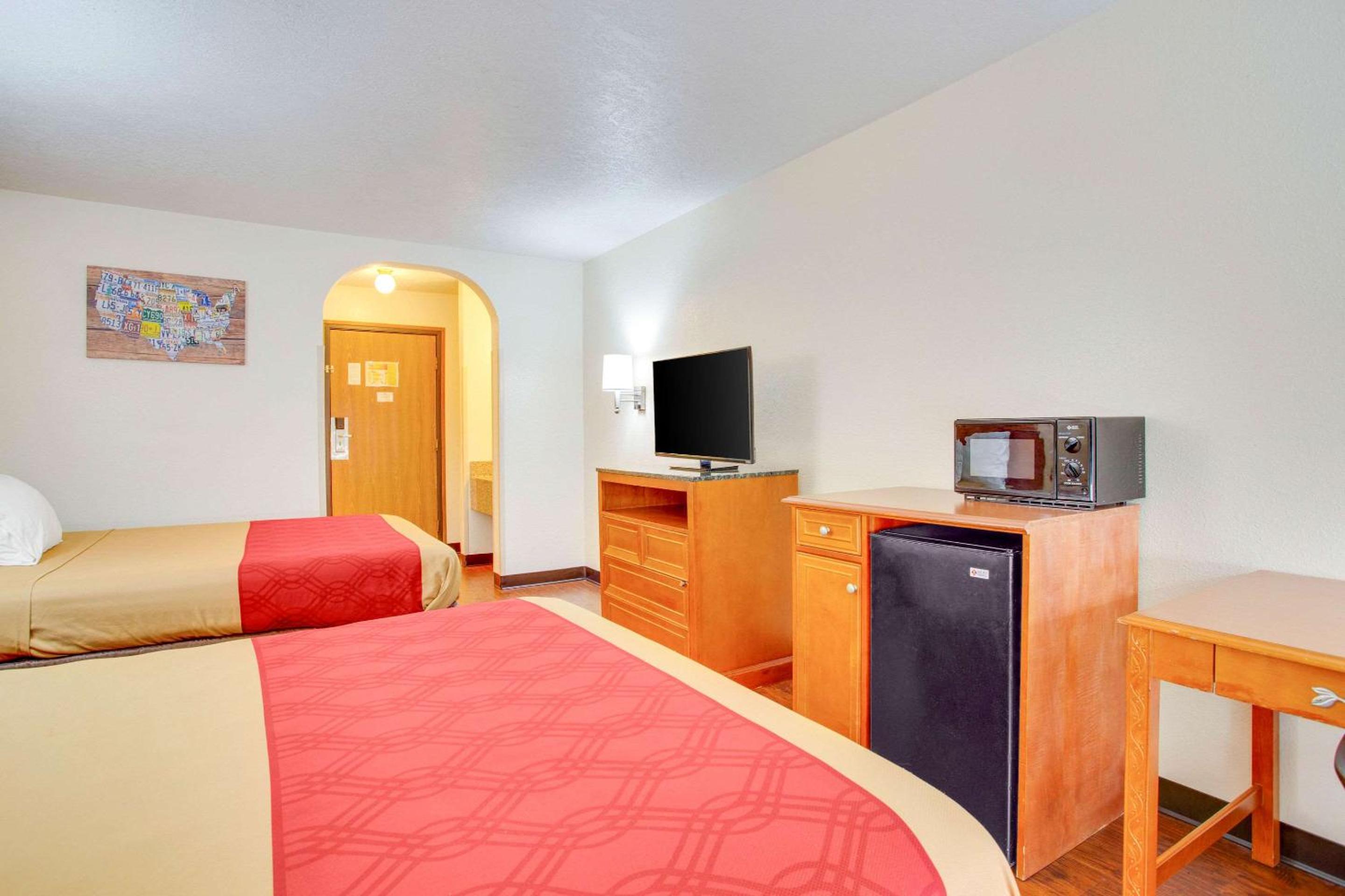Queen Room with Two Queen Beds - Non-Smoking - Photo 5