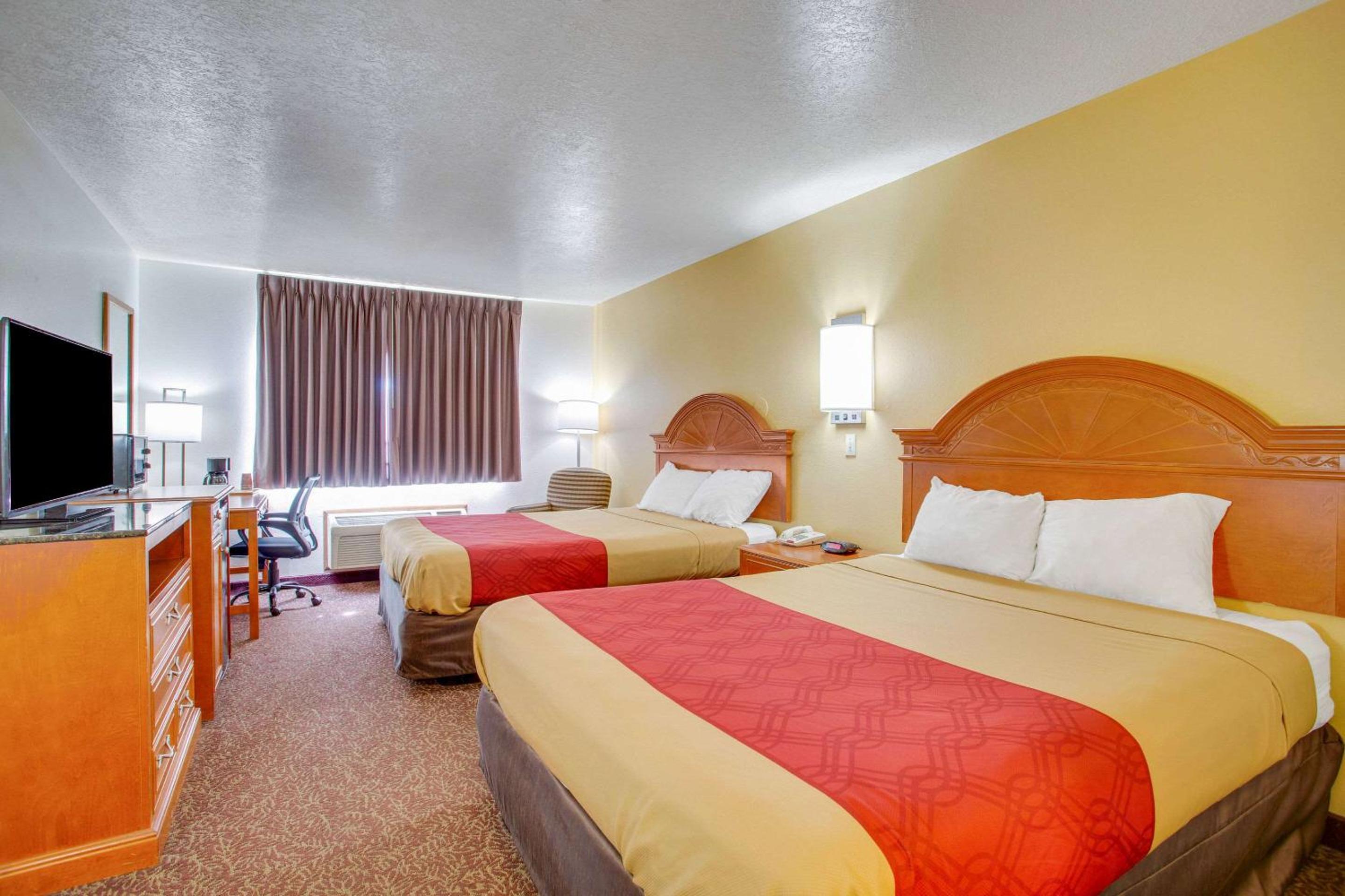 Queen Room with Two Queen Beds - Non-Smoking - Photo 3