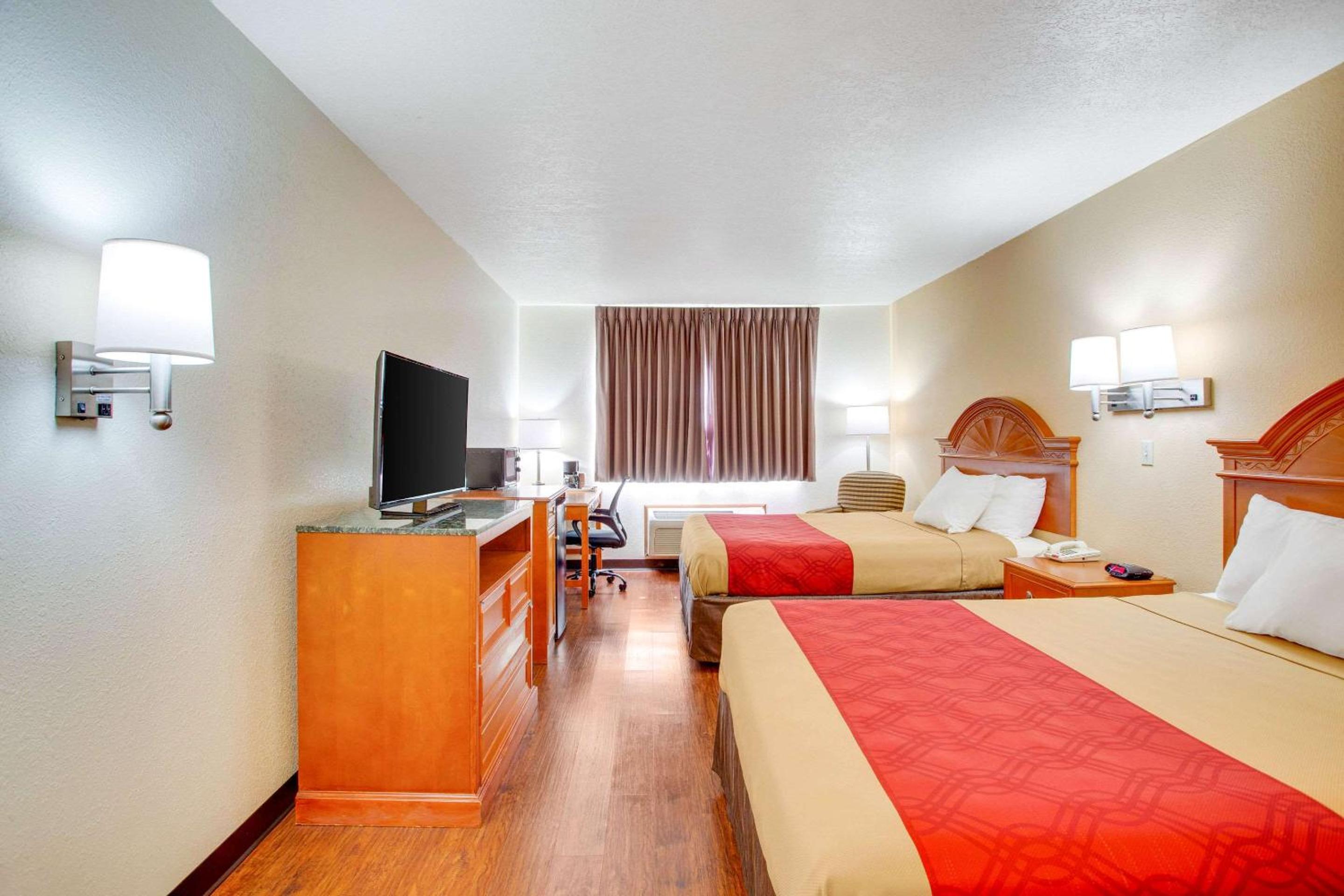 Queen Room with Two Queen Beds - Non-Smoking - Photo 2