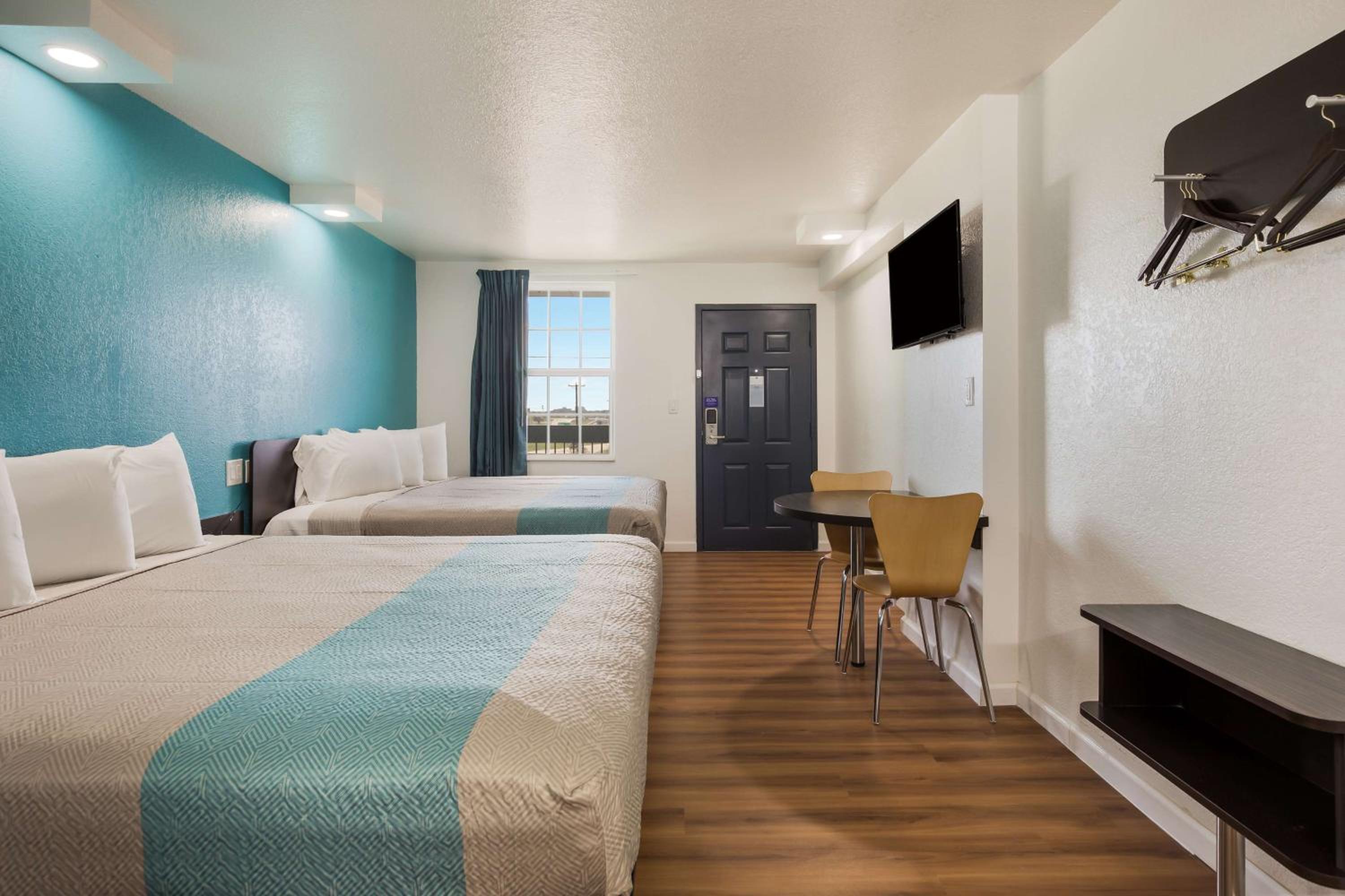 King Room with Two King Beds - Non-Smoking photo 3