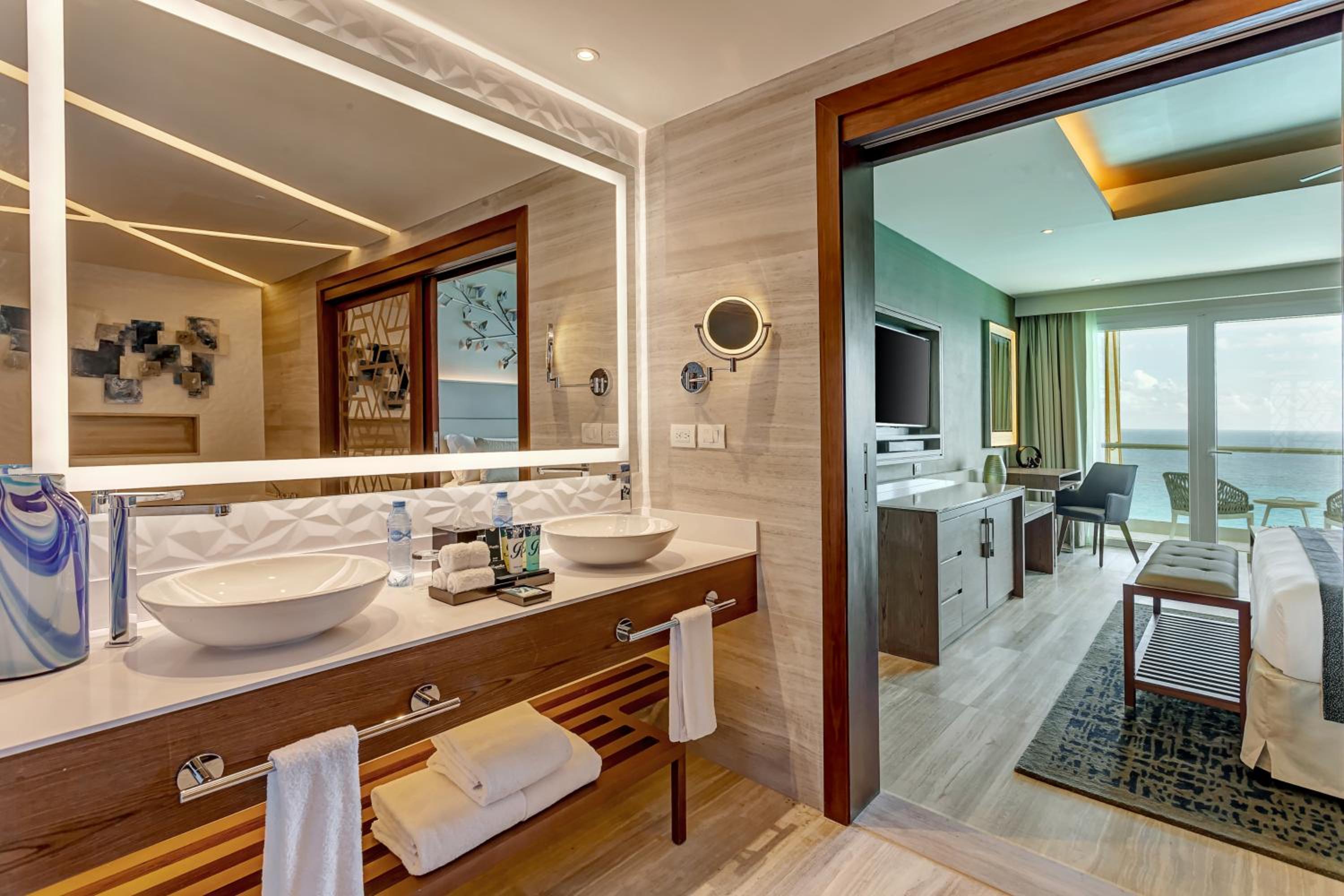 Luxury Chairman's Two Bedroom Suite Ocean Front Diamond Club - Photo 16