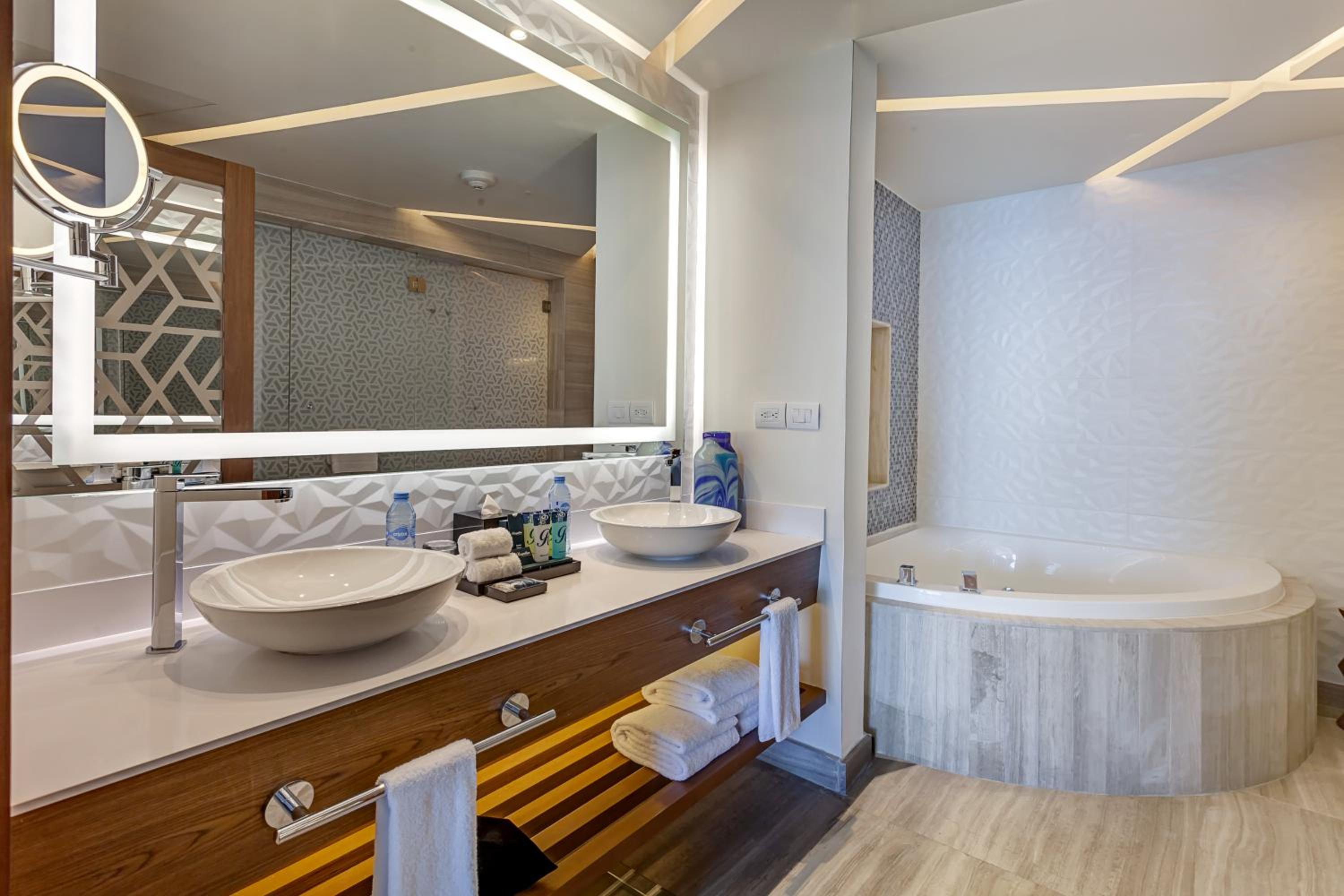 Luxury Chairman's Two Bedroom Suite Ocean Front Diamond Club - Photo 8