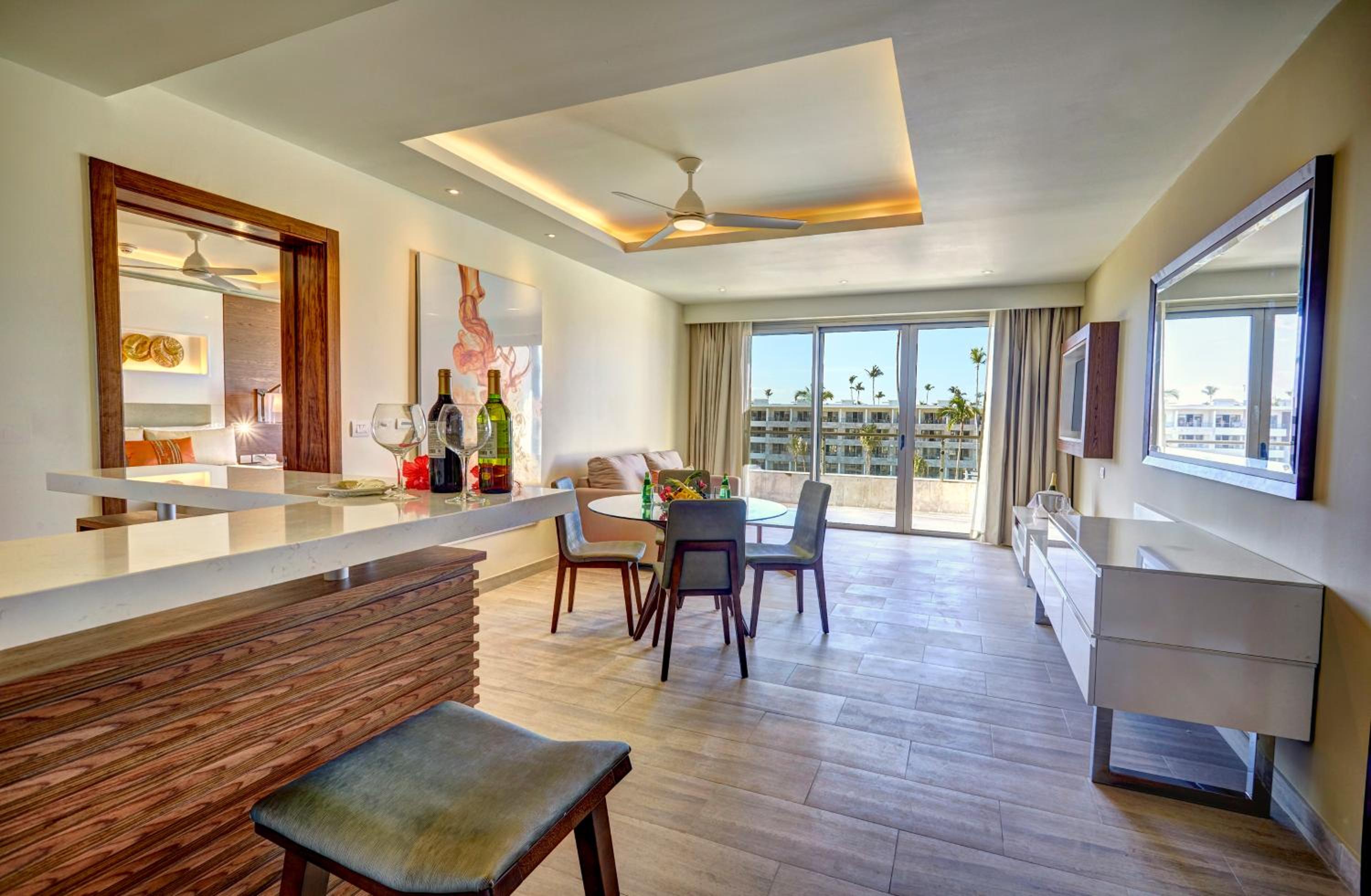Luxury Presidential one bedroom suite Diamond Club thumbnail 6