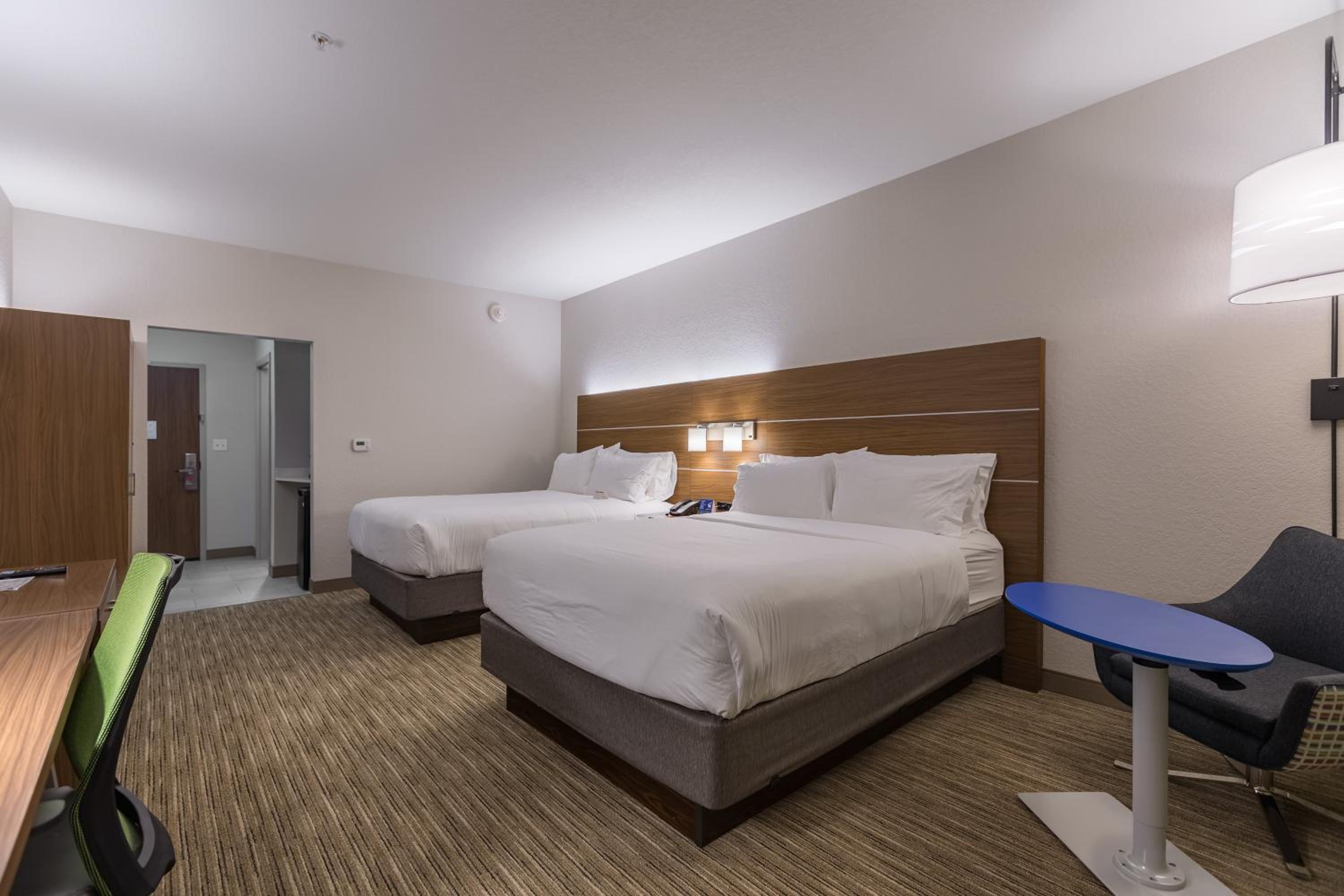Queen Room with Two Queen Beds - Non-Smoking photo 3