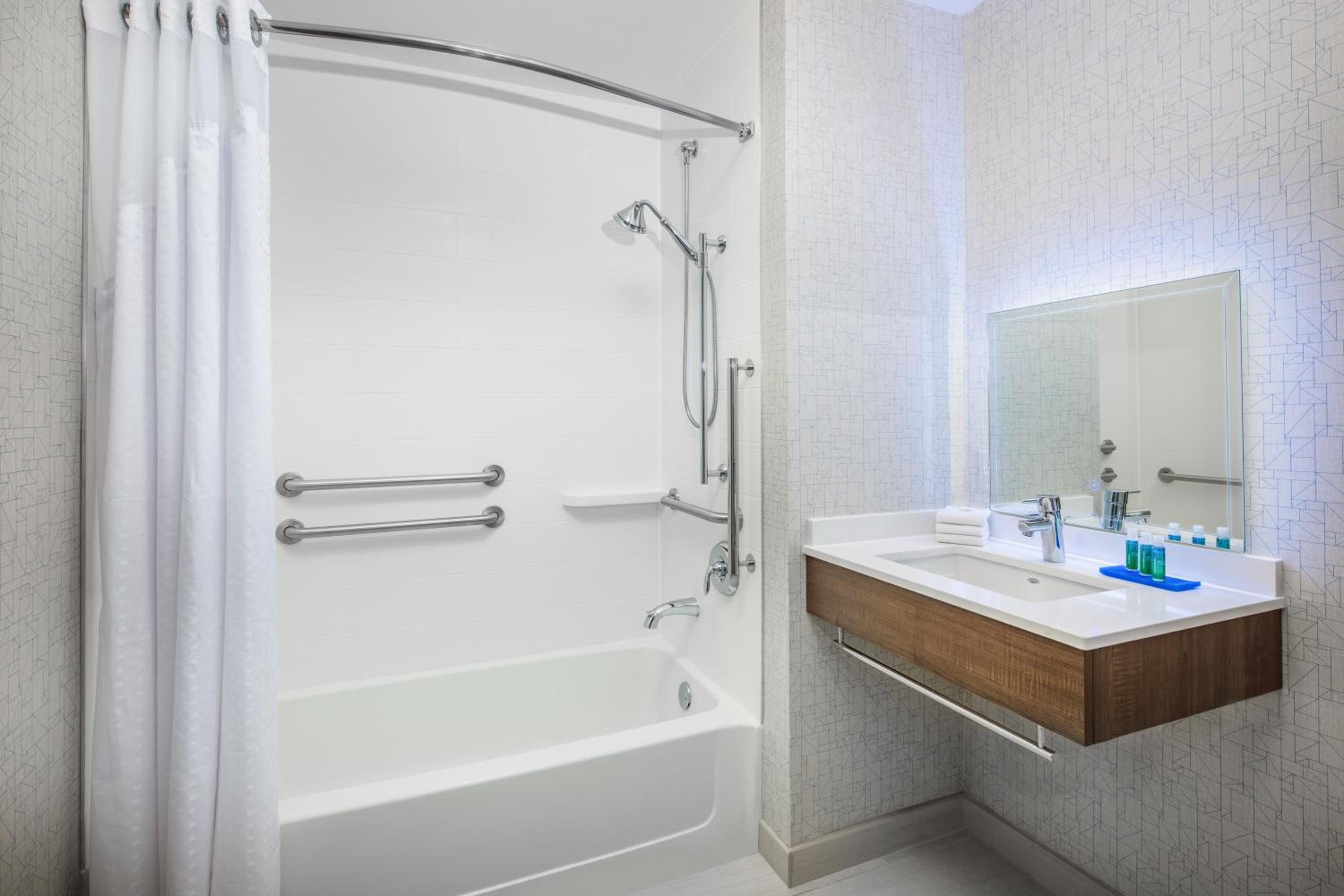 King Room - Mobility Access/Hearing Accessible - Photo 2