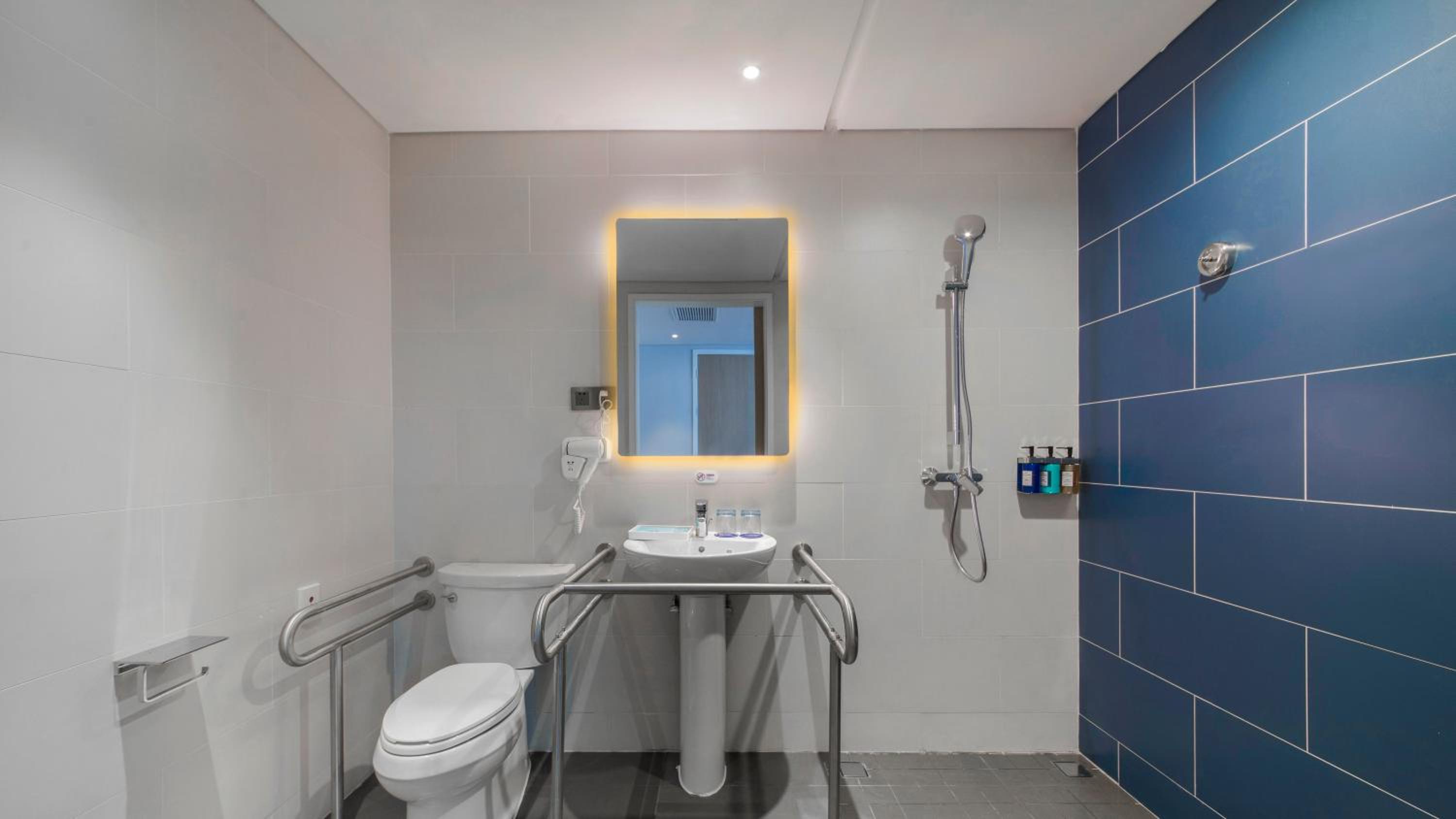 Standard King Room - Disability Access photo 2