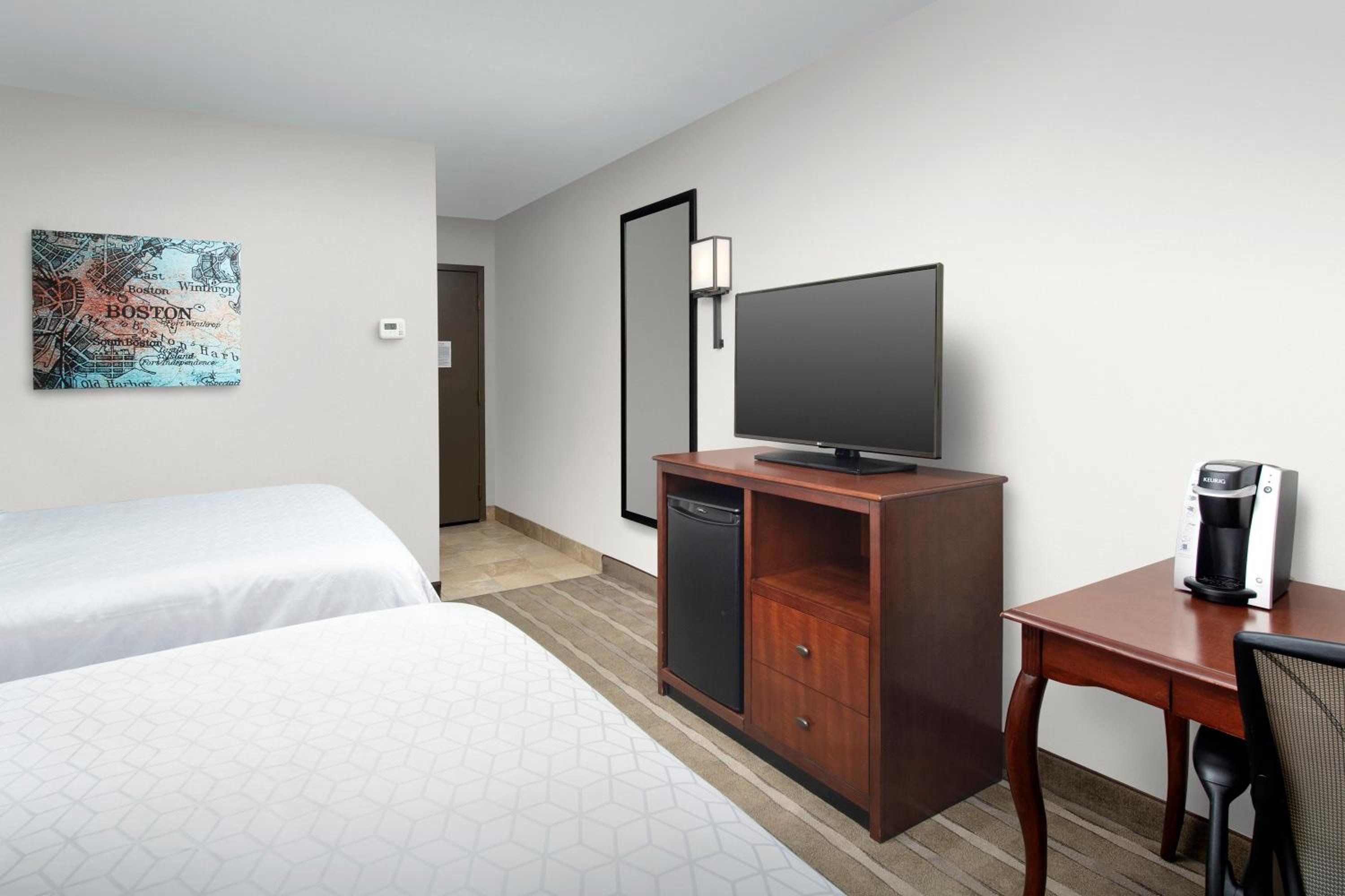 Standard Queen Room with Two Queen Beds - Photo 3
