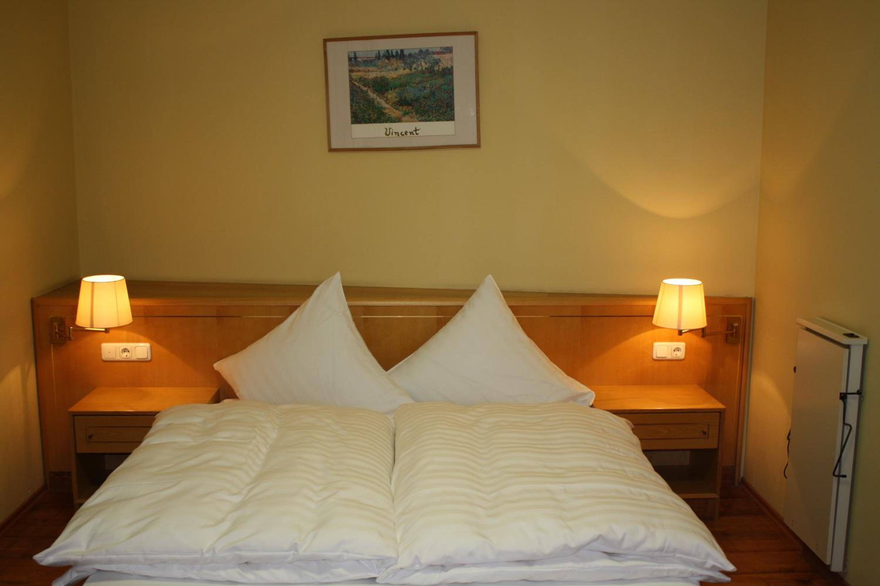 Standard Double Room - Photo 8