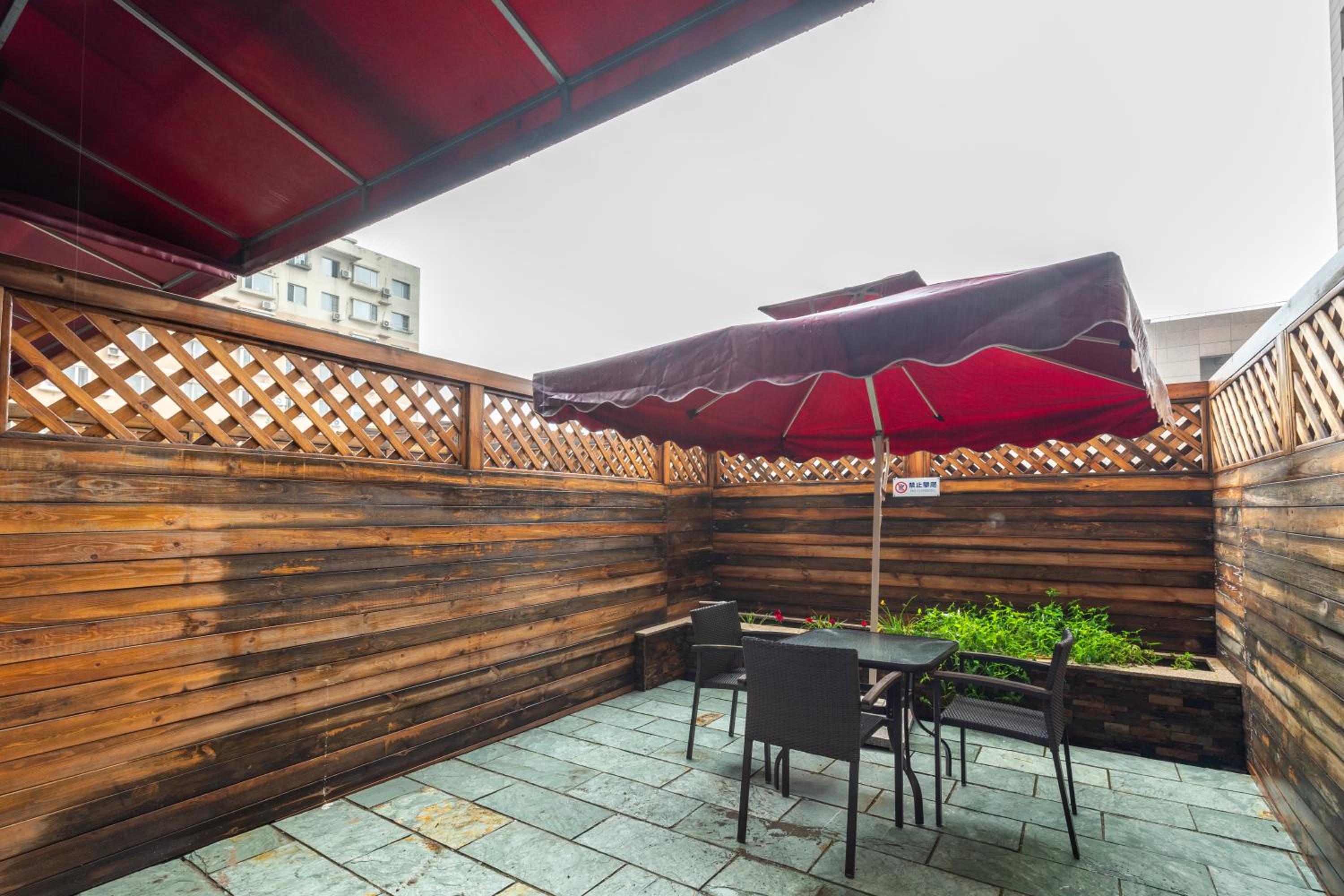 Standard King Room with Outdoor Living Area photo 3