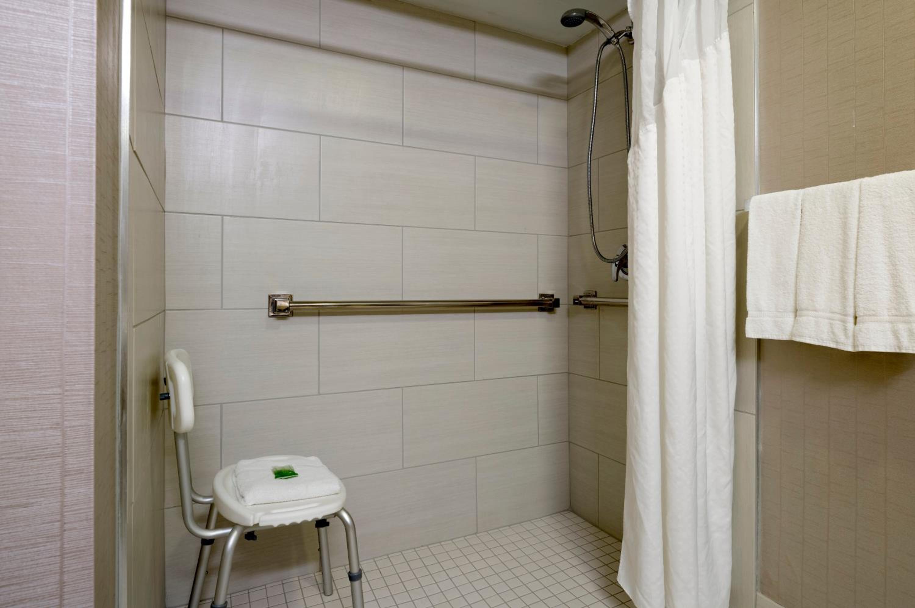 Queen Room - Mobility/Hearing Access - Non-Smoking  photo 3