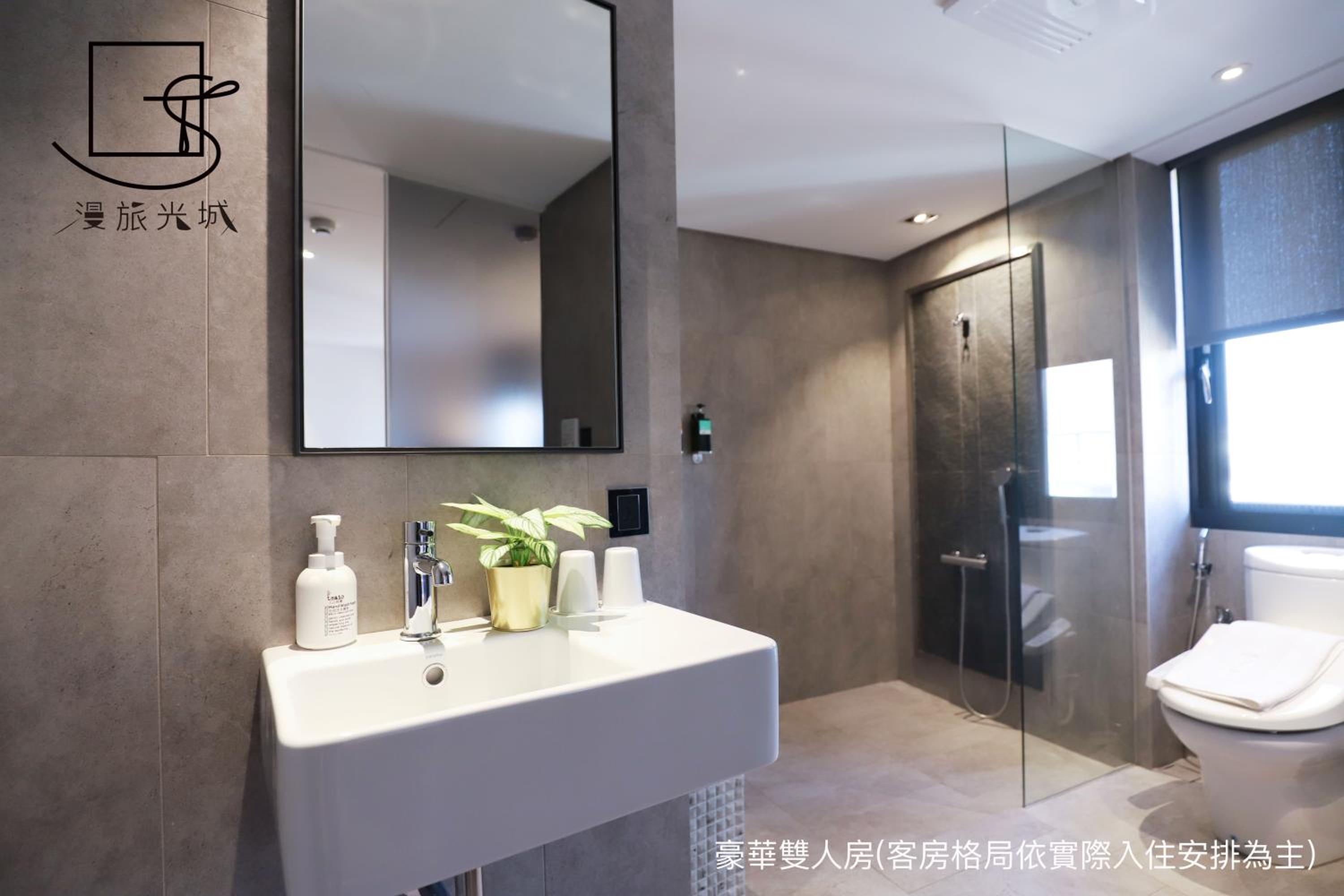 Deluxe Double Room with Bathtub - Photo 12