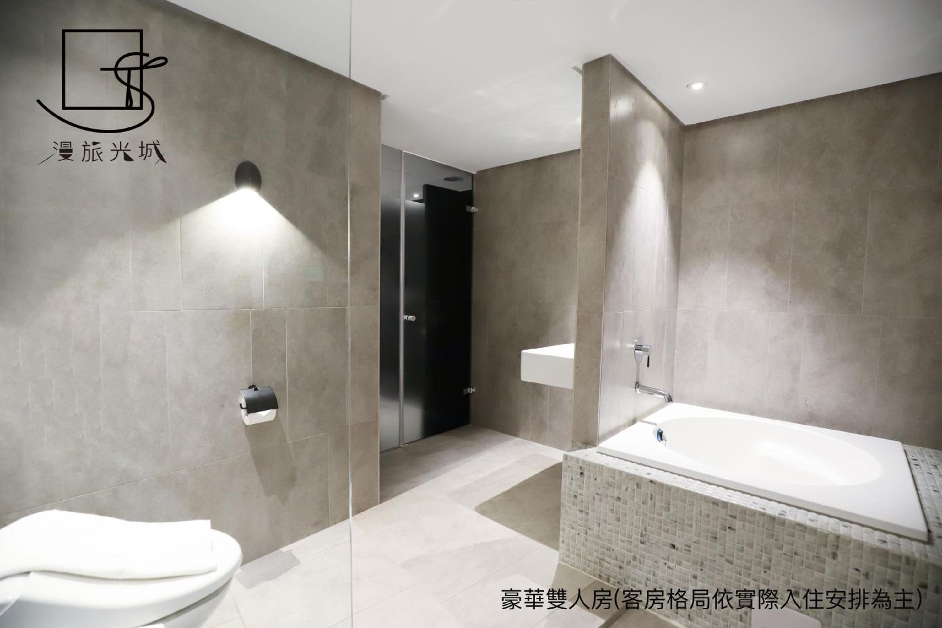 Deluxe Double Room with Bathtub - Photo 14