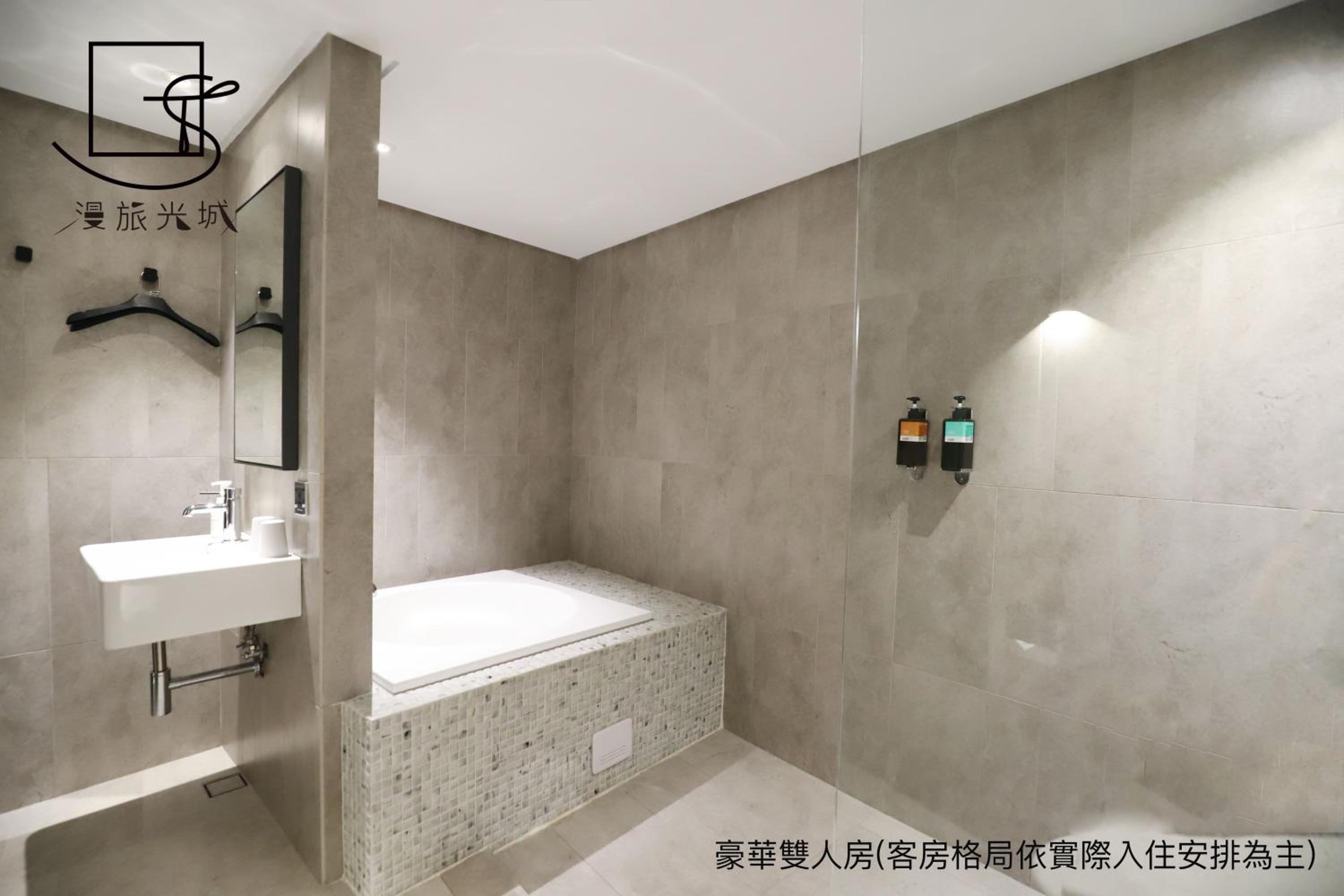 Deluxe Double Room with Bathtub - Photo 15