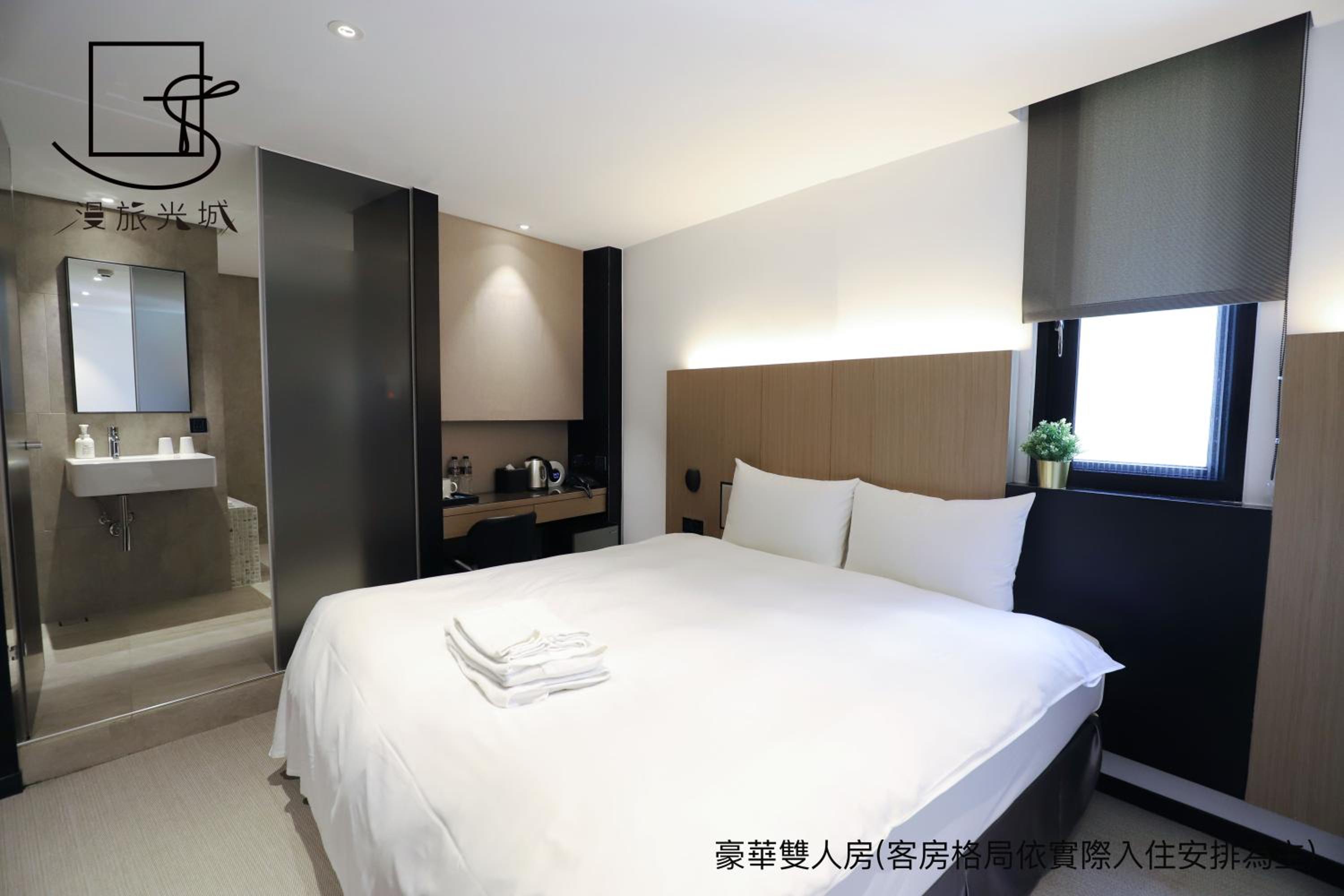 Deluxe Double Room with Bathtub - Photo 1