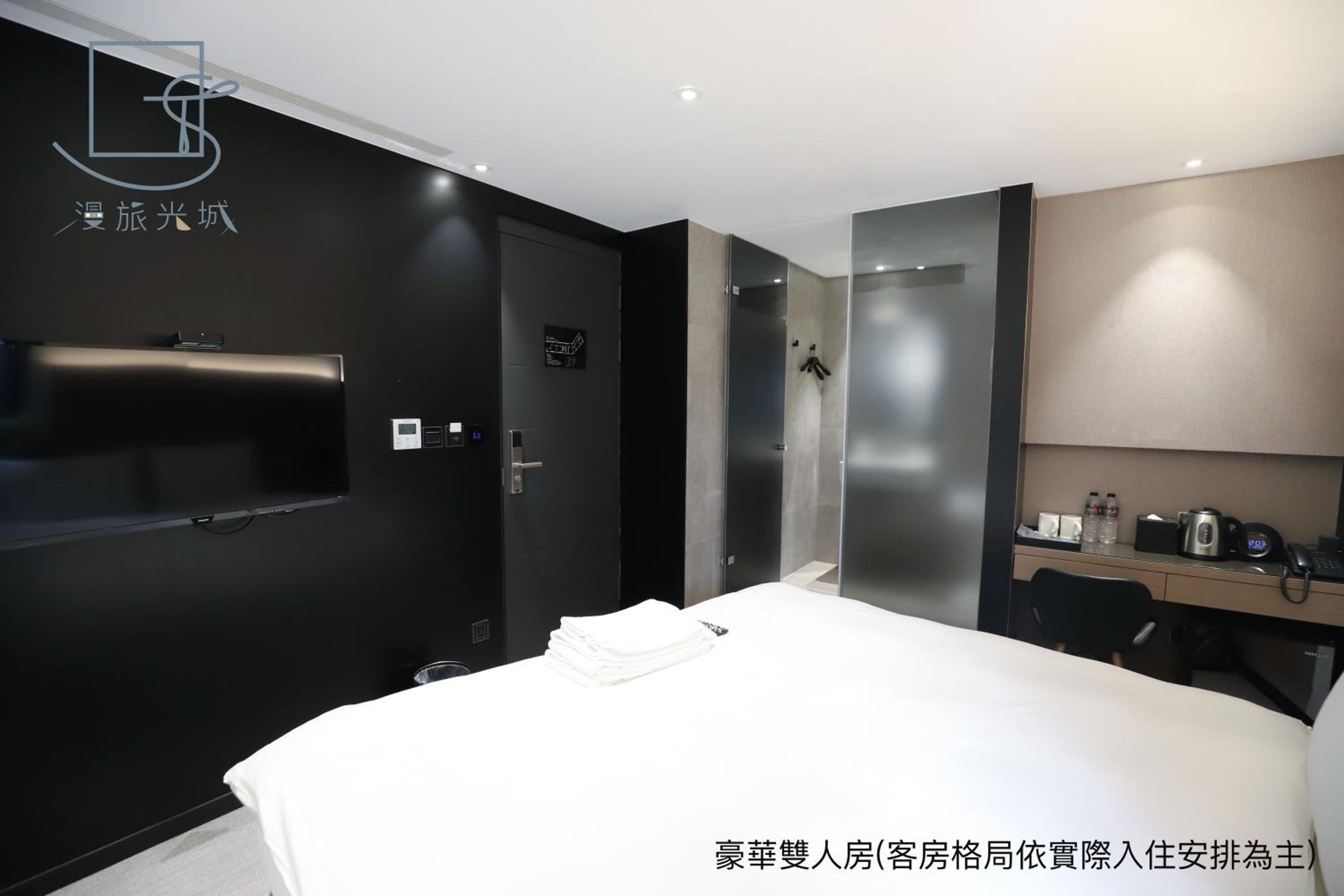 Deluxe Double Room with Bathtub - Photo 2