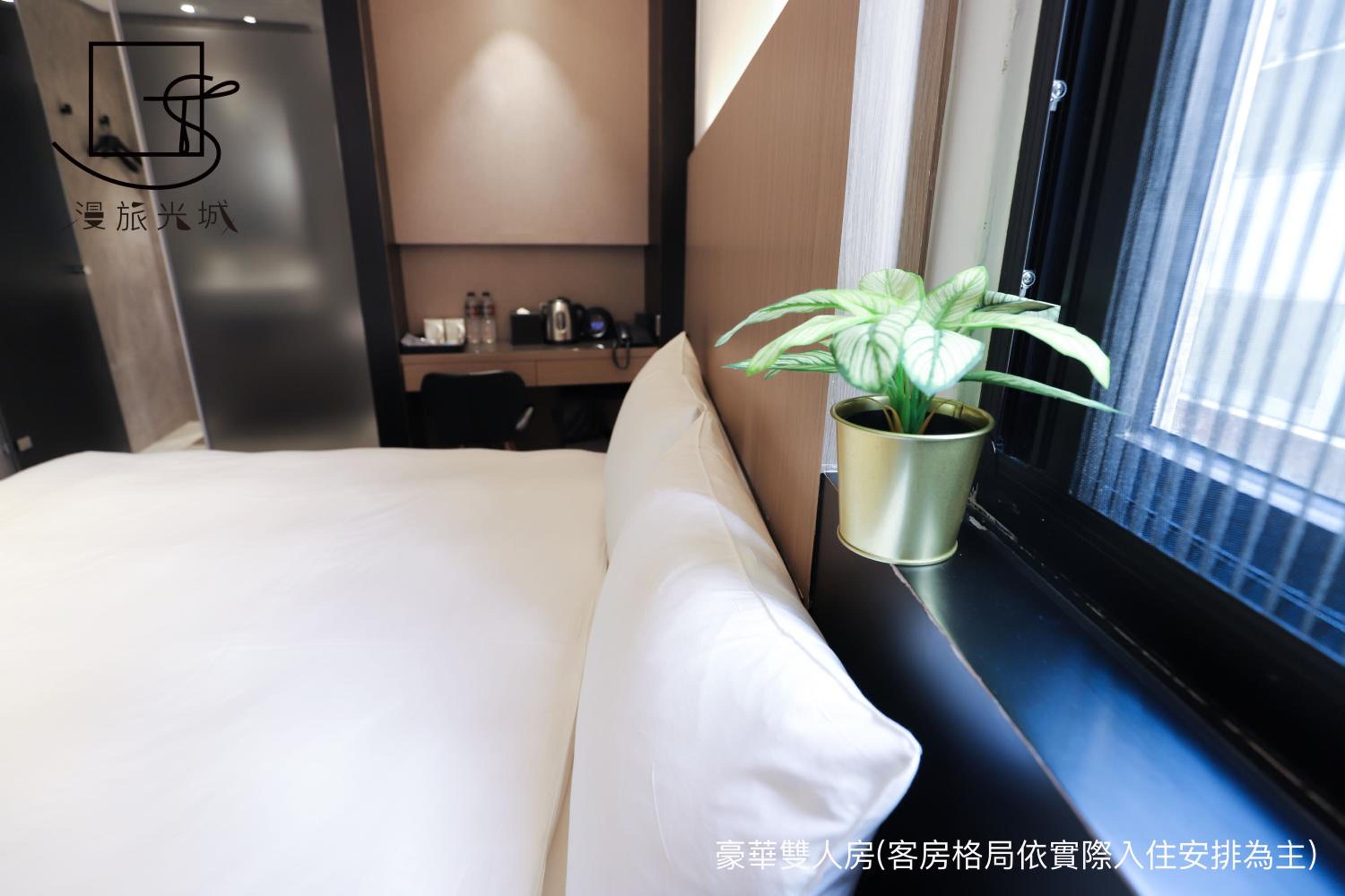 Deluxe Double Room with Bathtub - Photo 7