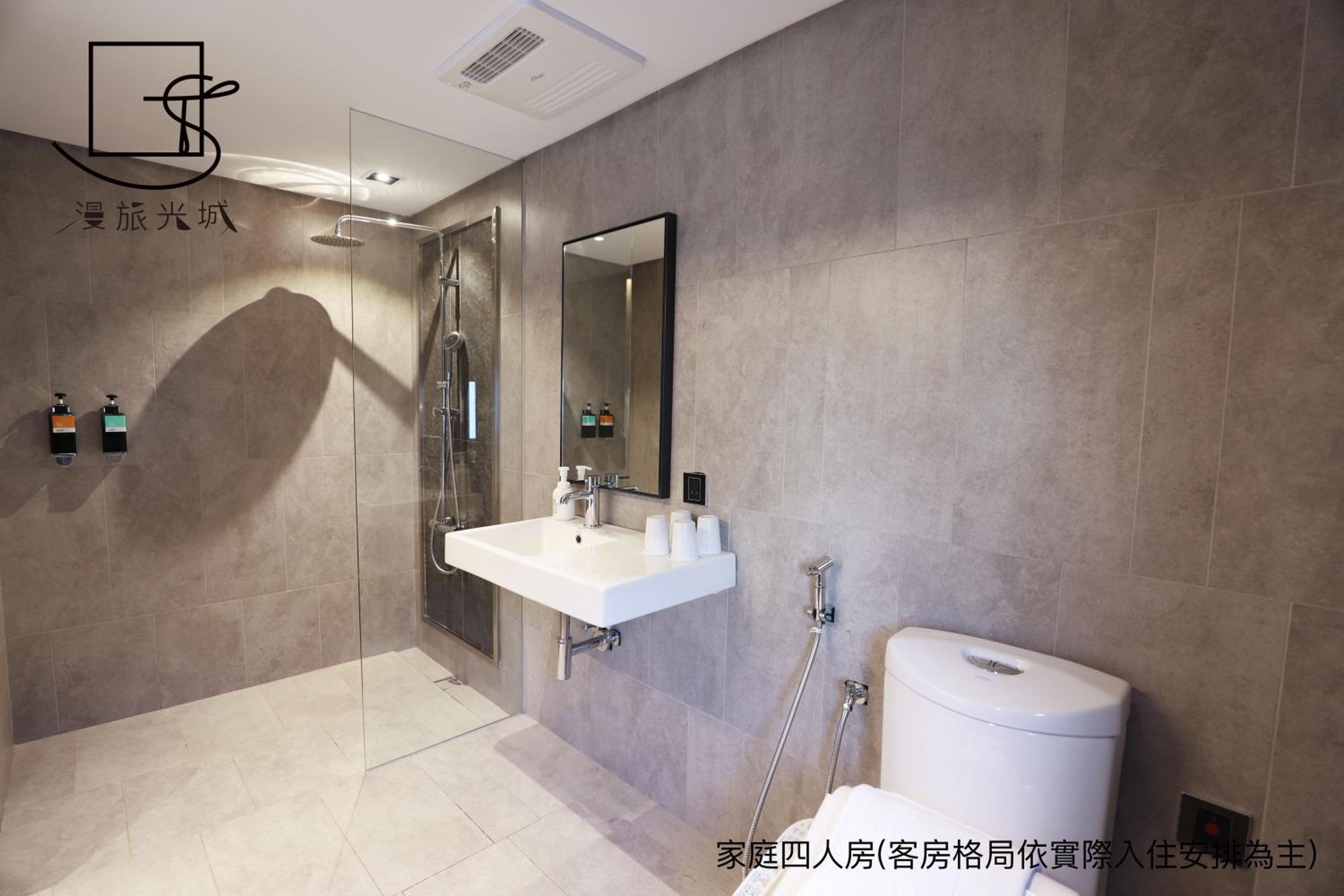 Deluxe Quadruple Room - Photo 9