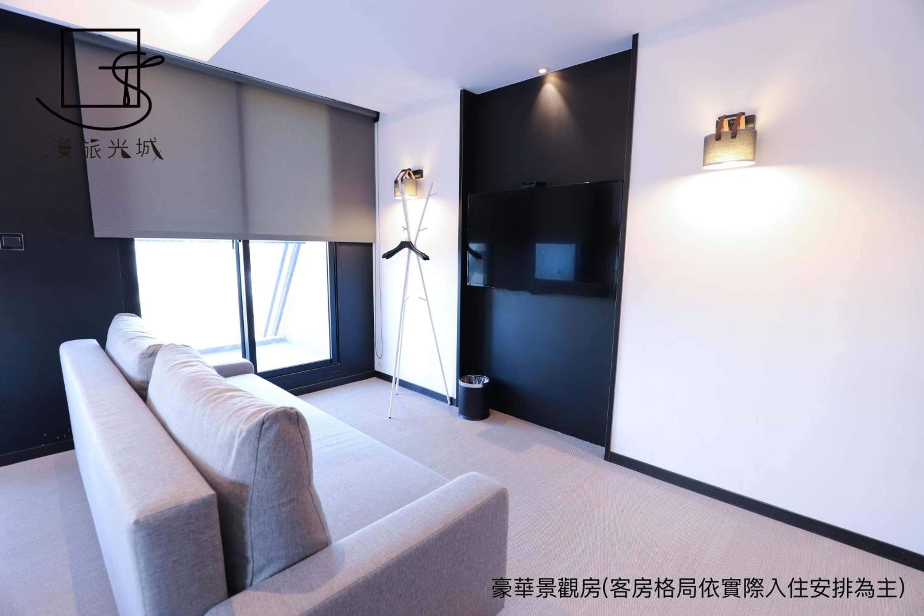 Deluxe Room with View - with Bathtub photo 2
