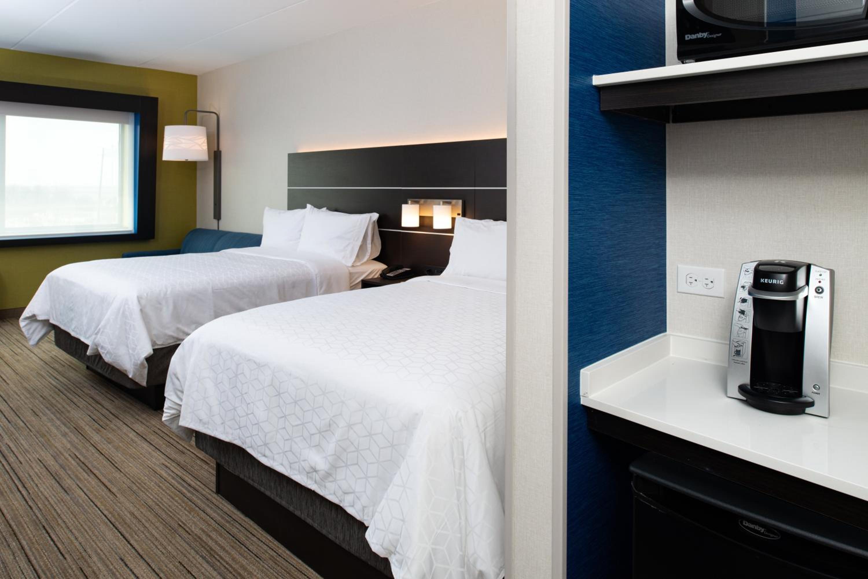 Queen Suite with Two Queen Beds and Sofa Bed - Photo 4