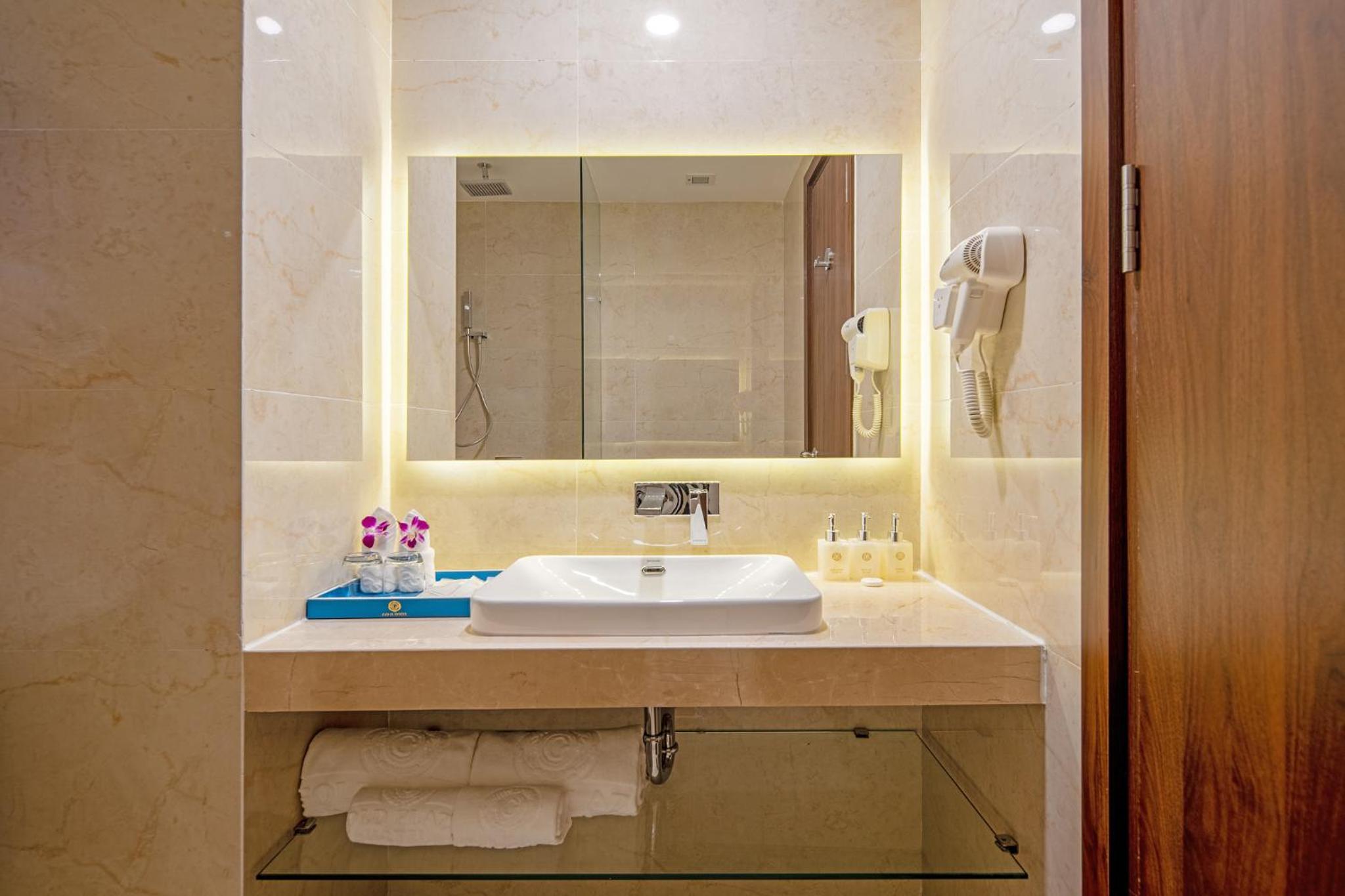Deluxe Triple Room with City View - Photo 10
