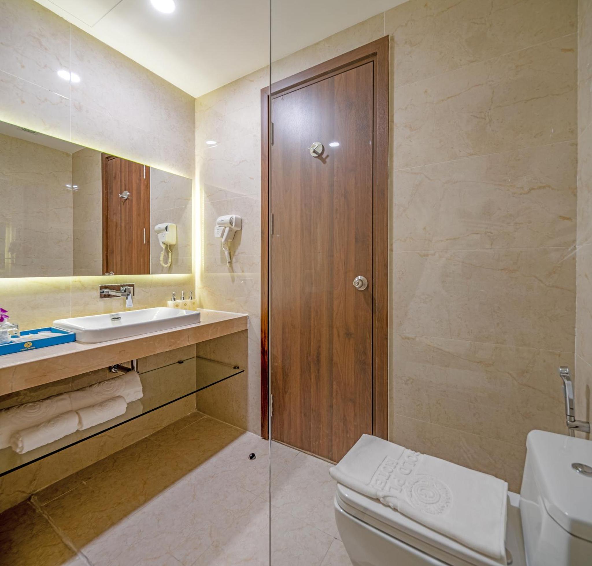 Deluxe Triple Room with City View - Photo 9