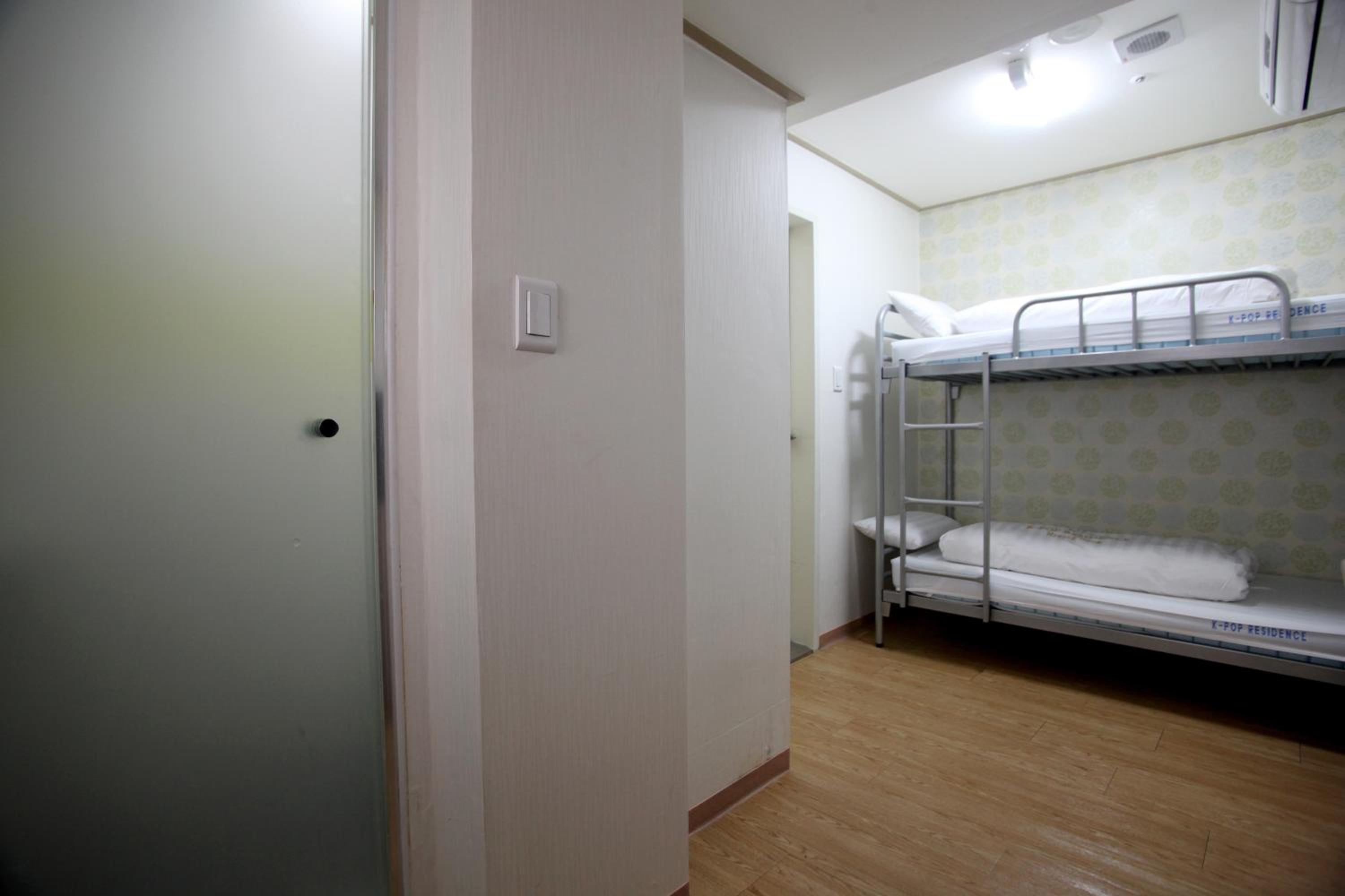 Standard Twin Room - Photo 3